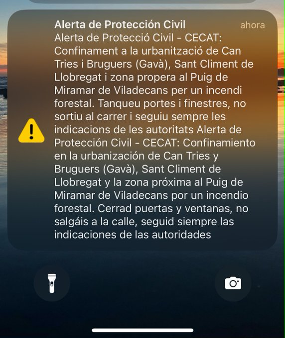 BB3Adri's tweet photo. SOBRE EL ES ALERT DEL INCENDIO DE ALMERÍA.

No he querido pronunciarme sobre este tema por responsabilidad hasta que se investigue lo ocurrido, pero ya que se suelta tan a la torera por este señor que la gente que habla no tiene ni idea del ES Alert, vamos a aclarar un par de cosas porque parece que nos quiere tomar por imbéciles.

El ES Alert es un sistema que funciona como bien dice mediante las antena de telefonía y el mensaje llegará a todos aquellos que estén bajo su influencia y tengan cobertura. Pero no es como lo está pintando.

Es sistema de alerta permite mandar mensajes largos en los que se especifica lo que tú quieras. Ejemplo:

ALERTA: PELIGRO POR INCENDIO FORESTAL.
- Localidades A,B,C y E: Confinen.
- Localidades F y G: Evacuen por carretera 123.
- Localidades H e Y: Evacuen por carretera 321.

NO USAR CARRETERA 213 POR PELIGRO DE ATRAPAMIENTO. NO INTENTAR EVACUAR EN ZONAS DE ORDEN DE CONFINAMIENTO. CONTACTAR CON 112 EN CASO DE NECESITAR AYUDA.

Esto es totalmente factible y tenemos ejemplos como el que dejo en la foto siguiente en la que se envía un ES Alert a muchísima gente y se discrimina en el propio mensaje a quien va dirigido sin necesidad de hacer a todos evacuar. Se nombran las urbanizaciones.

Y digo más, bajo el mensaje se puede poner en un segundo idioma como el inglés y se suele hacer por los turistas que puedan verse en la zona. Como en la imagen, que está en castellano.

Así que, no intenten engañar al personal. El ES Alert es un sistema súper viable para usar en estas situaciones y muchas otras, pero ustedes son unos cobardes que incluso han acusado de alarmismo por su uso, como el señor Moreno Bonilla.

https://t.co/IrDCixFtD1