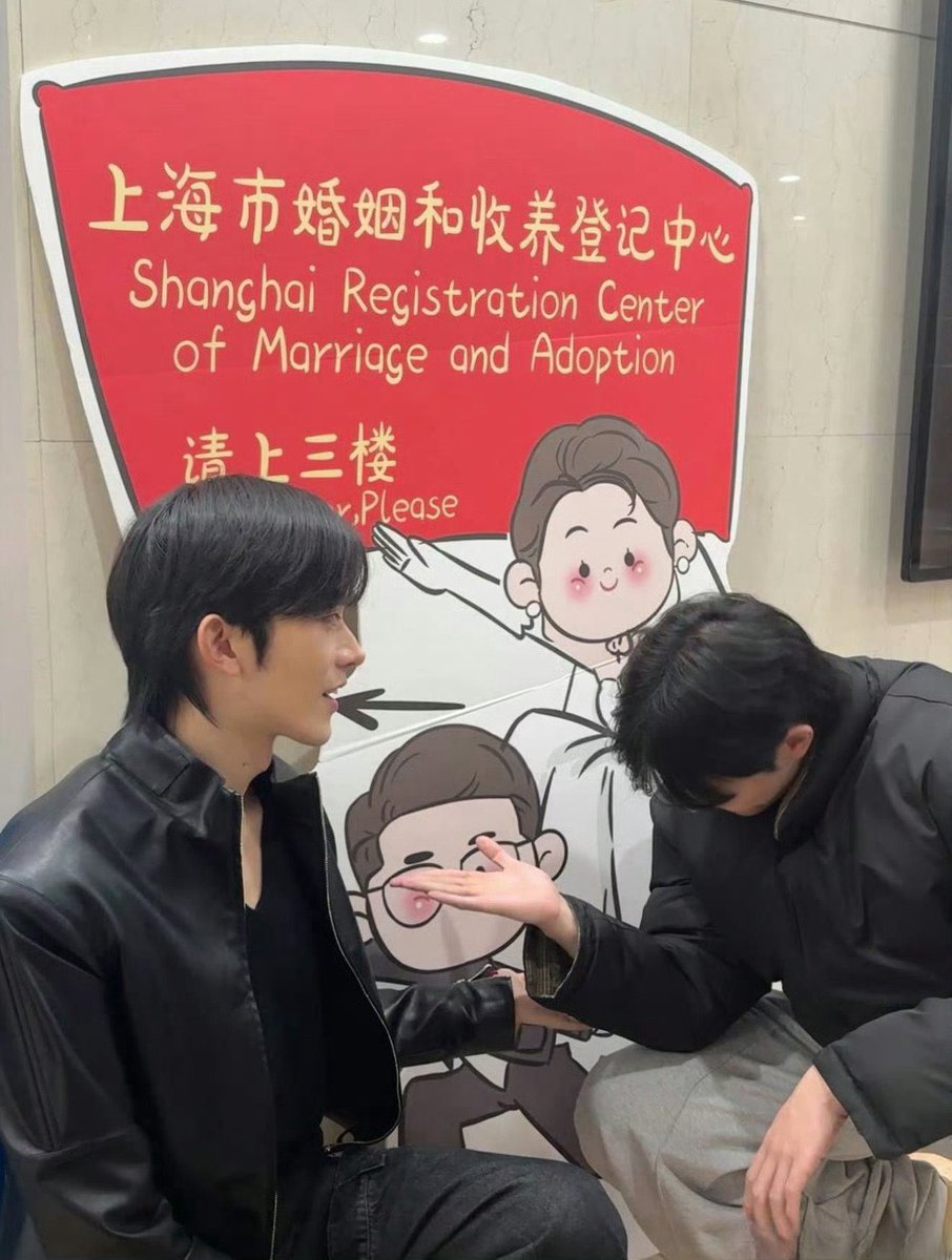 qiutyjie's tweet photo. ซิงชิวมีเรื่องให้จึ้งได้ทุกวันของแท้ คู่นี้มันเหนือความคาดหมายเราไปมากอยู่นะหนิ มาติ่งคู่จิ้นพี่เจอคู่จริง 🥺 เกจีนแต่งงานกันแบบถูกกฎหมายและจดทะเบียนสมรสไม่ได้ ซิงชิวก็ไปจดทะเบียนกันแบบจดสิทธิผู้ปกครองโดยชอบธรรมไปเลย มีสิทธิ์ทุกอย่างเหมือนใบทะเบียนสมรส เปิดตัวแบบชัดเจนว่าเป็นแฟนกันไม่ได้ก็ลงรูปแหวนคู่ใต้รุ้งกินน้ำไปอีก ซึ่งคนก็คงรู้ๆ กันแล้วแหละว่าหมายถึงอะไร แล้วปัจจุบันยังอยู่ด้วยกัน เลี้ยงหมาแมวเป็นลูก เวลาว่างก็พาลูกไปเที่ยวอาบน้ำตัดขนงี้ 😭 ซิงชิวรักกันนานๆ ได้เลย ปล่อยให้ความโสดเป็นเรื่องของแม่เองลูก