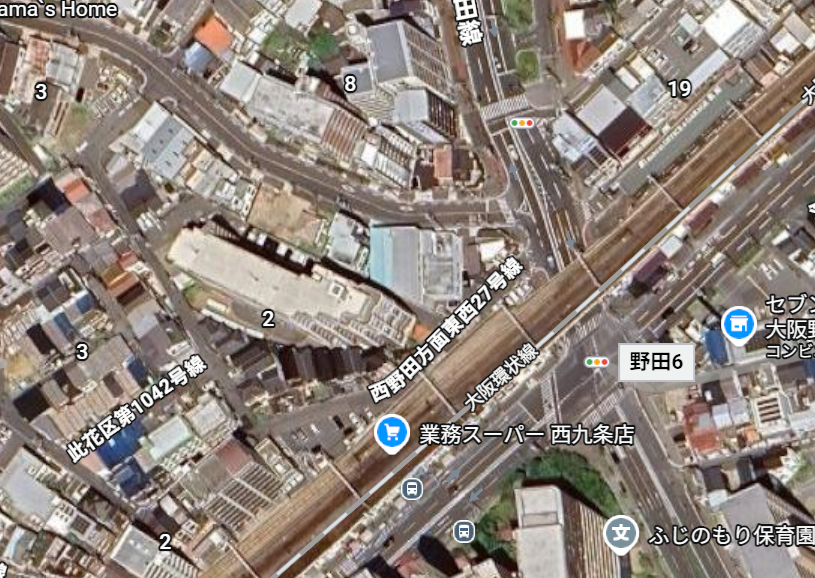 ccw0065's tweet photo. @lc500mainmain @Kabuni_2302 そこの少し西側にある10件ほどの黒い屋根の住宅の並びも。 https://t.co/XCsMF4YFi8