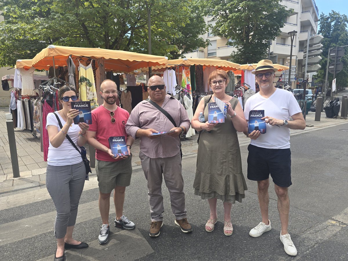 sebjolivet_RN's tweet photo. Présents ce matin sur le marché de #rosnysousbois pour le lancement de la campagne de Marine 🇫🇷🤎.
Vous voulez aider, participer à la renaissance de la France ? On vous attend nombreux ! 
➡️ https://t.co/nVx86JasVe
@RN93officiel @MLP_officiel https://t.co/2rrnHktdnd
