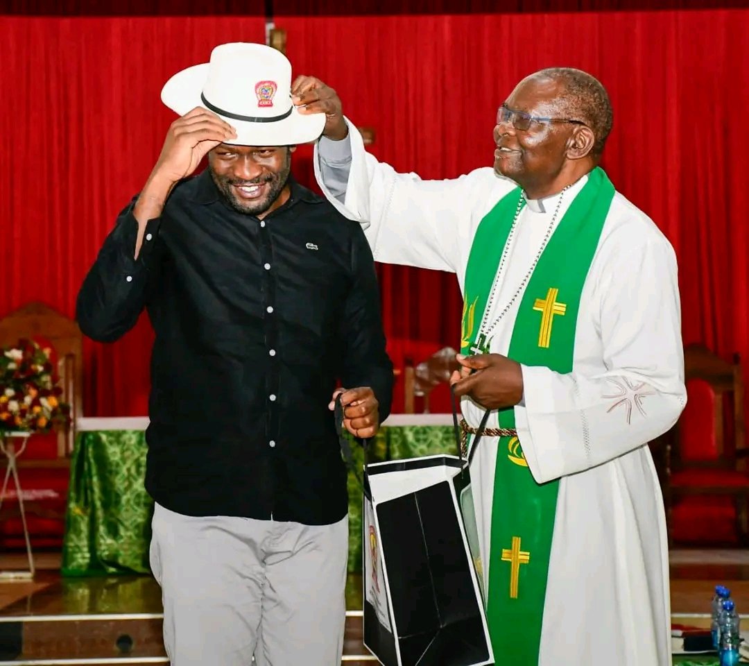 TaweMovement1's tweet photo. Sifuna gifted a white 👒 similar to that of the late Raila odinga at a church in kisumu. https://t.co/ncnTWcJAdp