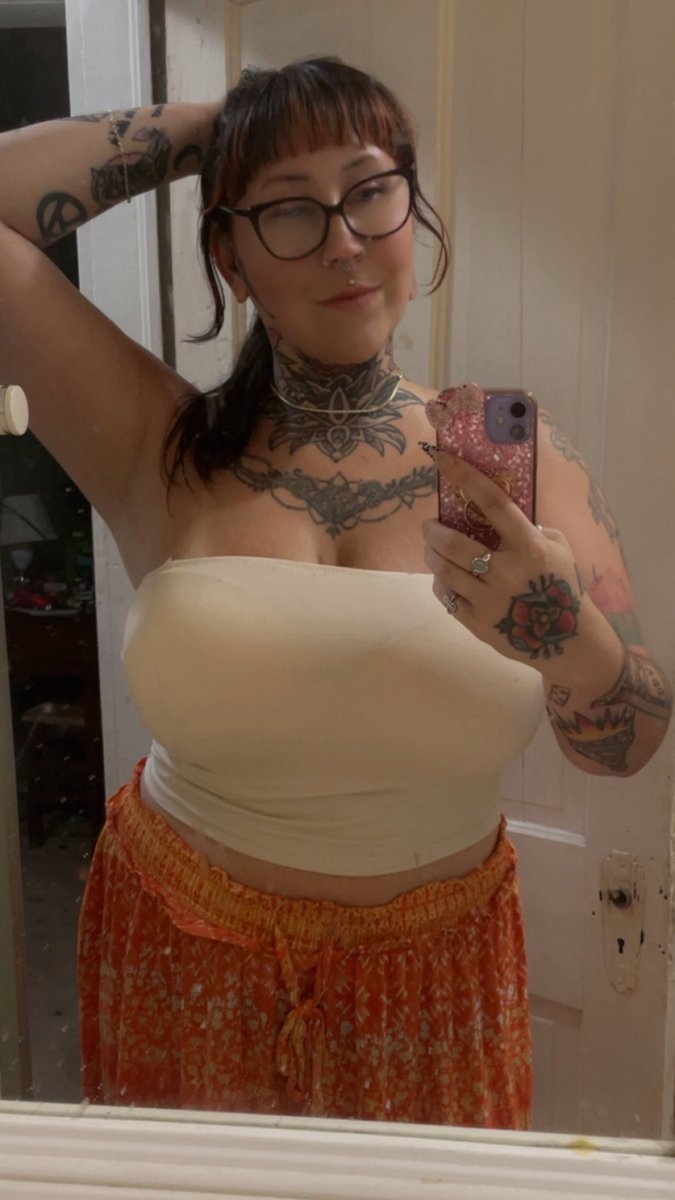 SarahToby666's tweet photo. If I showed up at or house rn, which outfit would you choose for me to show up in? 👀😜 https://t.co/nfp1zcGEMF