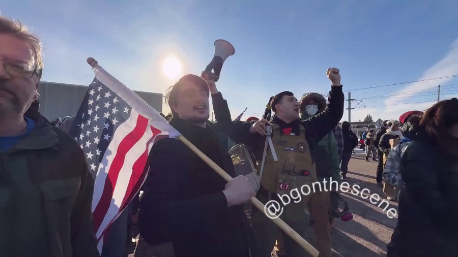 Meri_feh's tweet photo. Crowds in Minneapolis chanting “WE LOVE ICE’ while waving American flag 🇺🇸 
loud minority is getting drowned out.  
More of this energy. 🔥🔥 https://t.co/Ngz9eifvOL