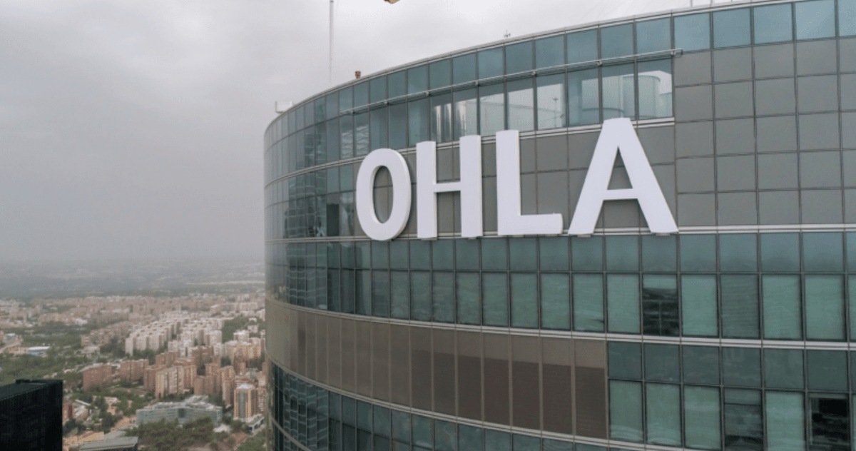 rintereconomia's tweet photo. ⚖️ El Supremo falla a favor de OHLA y tumba los recursos de los fondos por los sobrecostes de la M-12

La Sala de lo Civil del Tribunal Supremo ha desestimado íntegramente los recursos interpuestos por varios fondos de titulización contra la constructora OHLA. Los fondos reclamaban compensaciones millonarias en relación con las desviaciones y sobrecostes de construcción de la autopista M-12, el eje que da acceso al Aeropuerto Adolfo Suárez Madrid-Barajas.

Con esta resolución judicial definitiva, el alto tribunal ratifica los fallos previos y exime de responsabilidad a la compañía de infraestructuras ante las reclamaciones de los fondos acreedores de la antigua concesionaria de la autopista (Eje Aeropuerto), que quebró y fue rescatada por el Estado. La decisión judicial supone un importante alivio para el balance financiero de OHLA, al blindar a la empresa frente a un litigio que amenazaba con derivar en importantes obligaciones de pago.

https://t.co/WRygWpRXKZ

#OHLA #TribunalSupremo #M12 #Infraestructuras #Litigios #BolsaEspañola2026