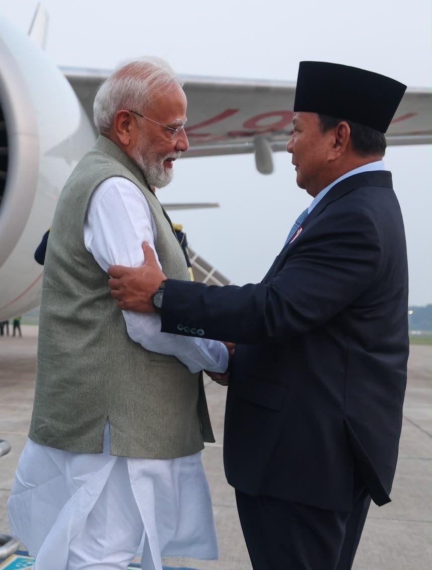 himantabiswa's tweet photo. Hon’ble Prime Minister Shri @narendramodi Ji continues to take Assam’s heritage to the global stage by weaving it into India’s diplomatic outreach.

This time, he gifted Assam’s famed Manohari Gold Tea to the Hon’ble President of Indonesia.

Earlier this year, Adarniya Modi Ji spent a night at the very estate where this exceptional tea is produced and interacted with our Cha Shramiks.

Crafted from tender tea buds rather than leaves, it is celebrated for its exquisite flavour, rarity, making it one of the world’s finest teas and the pinnacle of Assam’s tea tradition.

Grateful. 🙏🏽