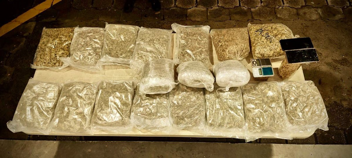 merino_monroy's tweet photo. Kevin Josué Galeas Franco fue ubicado por elementos de la @FUERZARMADASV en la comunidad La Esperanza, Ilopango. 

Durante el procedimiento se le incautaron 18 paquetes de marihuana, 2 básculas electrónicas y 2 teléfonos celulares. 

Fue entregado a la @PNCSV. 

#Seguimos golpeando el narcomenudeo y cerrando cada espacio utilizado para contaminar nuestras comunidades con droga, protegiendo la tranquilidad, seguridad y salud de las familias salvadoreñas.

#PlanControlTerritorial 🇸🇻