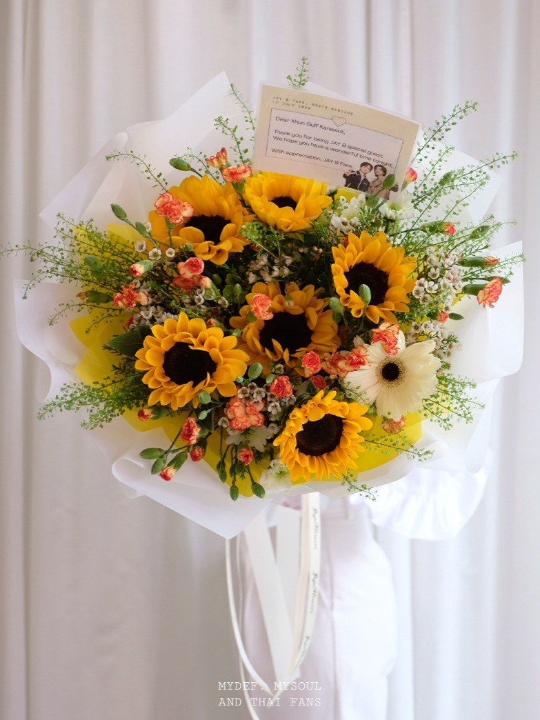 mydef_mysoul's tweet photo. ช่อดอกทานตะวันสำหรับ คุณกลัฟ 🌻
ขอบคุณที่มาร่วมสร้างความสนุกไปกับเจบีค่ะ
@gulfkanawut @Gulfkanawutofc

JAY B Tape: roots Bangkok
12 July 2026
#TAPE_ROOTS_BANGKOK_DAY2
#JAYB #GulfKanawut https://t.co/6pDnNwrCWN