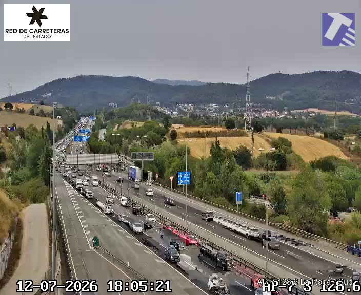transit's tweet photo. 🟦 Obert el carril addicional en sentit contrari de l'AP-7 entre Sant Celoni i Montornès del Vallès per reduir congestions i facilitar el #retorn en sentit Barcelona 

🟡 Lentitud entre Fogars de la Selva i Sant Celoni i més endavant entre Cardedeu i la Roca del Vallès https://t.co/3qemLsAXj4