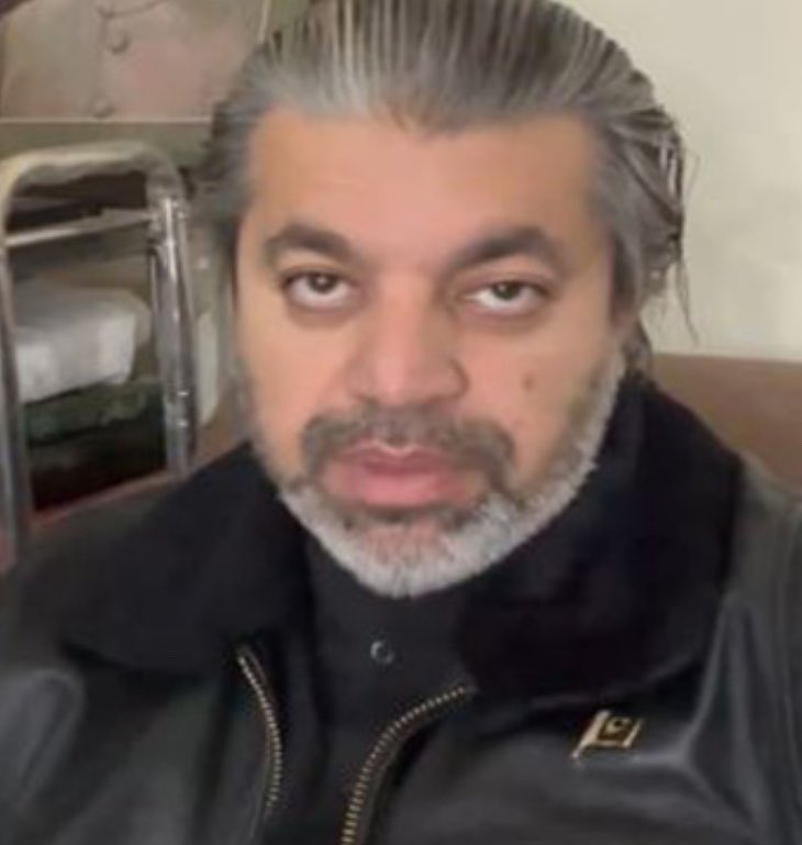 RebelByThought's tweet photo. علی محمد خان جیسے لوگوں کو "پیرا سائیٹس" کہا جاتا ہے۔ یہ ژندہ رہنے کے لیے دوسرے جانداروں پر انحصار کرتے ہیں، ان کا خون چوستے ہیں اور زندہ رہتے ہیں۔
سیاسی پہچان کے لیے عمران خان پر انحصار کیا، عمران خان کی بدولت یہ جونک اسمبلی اور سینیٹ پہنچا۔ عمران خان کا جب مشکل وقت شروع ہوا تو اس طفیلیے نے بھی زندہ رہنے کے لیے پارٹی بدل لی۔
سیاست کی یہ جونک آج عمران خان کے حق میں بولتے کبھی نظر نہیں آئے گی لیکن ہر وہ اقدام جس سے عمران خان کی رہائی کی امید ہو، یہ اس کی مخالفت میں پہلی صف میں ہو گا۔
مورل آف دا سٹوری: پیرا سائیٹس یعنی خون چوسنے والی جونکوں کا کوئی نظریہ نہیں ہوتا۔ ان کو صرف اور صرف اپنے سروائیول کی پرواہ ہوتی ہے۔ بدقسمتی سے عمران خان کی پارٹی میں ایسے پیرا سائیٹس کی بہتات ہے جنہیں وقت نے بے نقاب کیا ہے