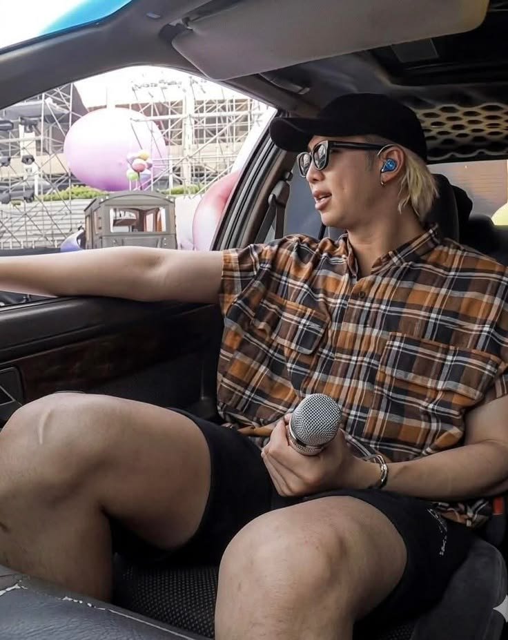 AichaAloui4's tweet photo. Whatever you say baby.
#NAMJOON #RM https://t.co/FvhAv8MLWd