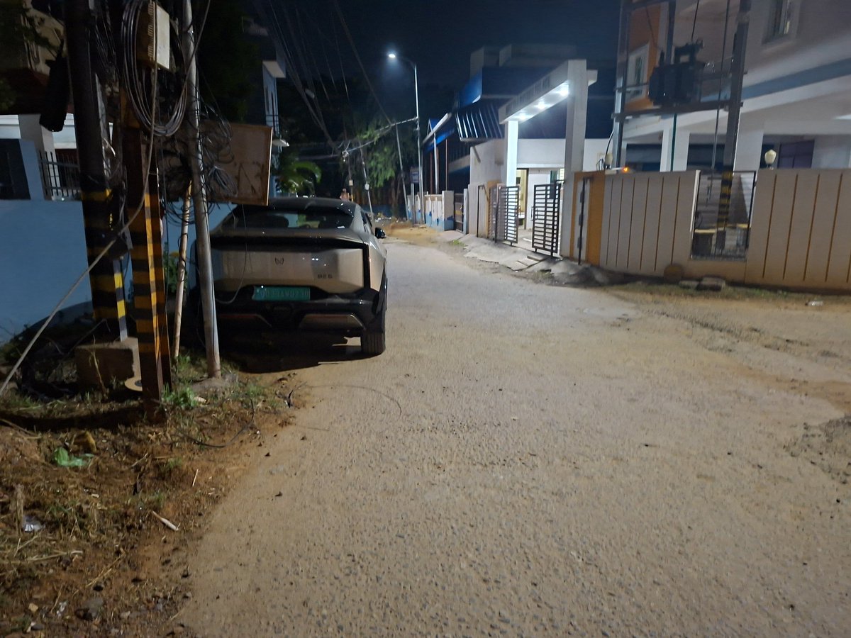 bibekswain's tweet photo. 🚨(Day 3): Despite my earlier complaint, no action has been taken by either the civic body or the police. The vehicle (Reg. No. OD33AW0230) continues to remain parked at the critical T-junction connecting Nandan Vihar Chowk to Northern Heights, Bhubaneswar.@dcpbbsr @bmcbbsr https://t.co/bFXvntseJk