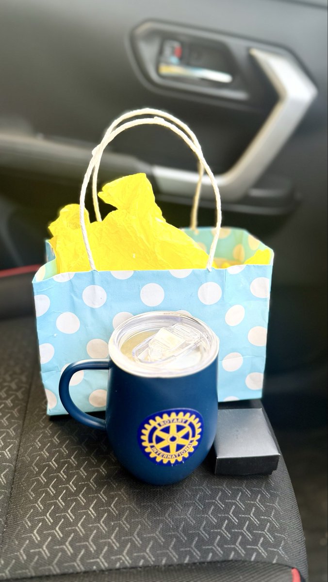 KimDeza's tweet photo. Happy #NationalPaperBagDay!🛍️
 
Today, I'm “unbagging” a thoughtful gift from my Rotary Club’s Past President, which was presented during our Handing-over ceremony at end of the Rotary Year! 

Thank you, PP! 💙💛 #Rotary #ServiceAboveSelf #Gratitude

@CTSCollegeTT  #CTSCollege https://t.co/W5nk3GtKJO