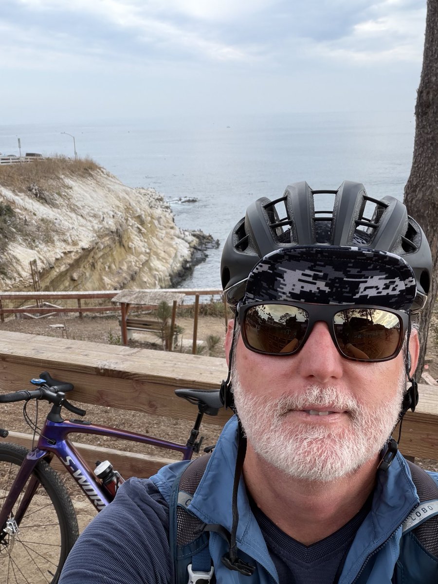 Warr3nQ's tweet photo. Greetings from La Jolla Cove! A perfect day for a ride🚲 https://t.co/iI28kjTfXs