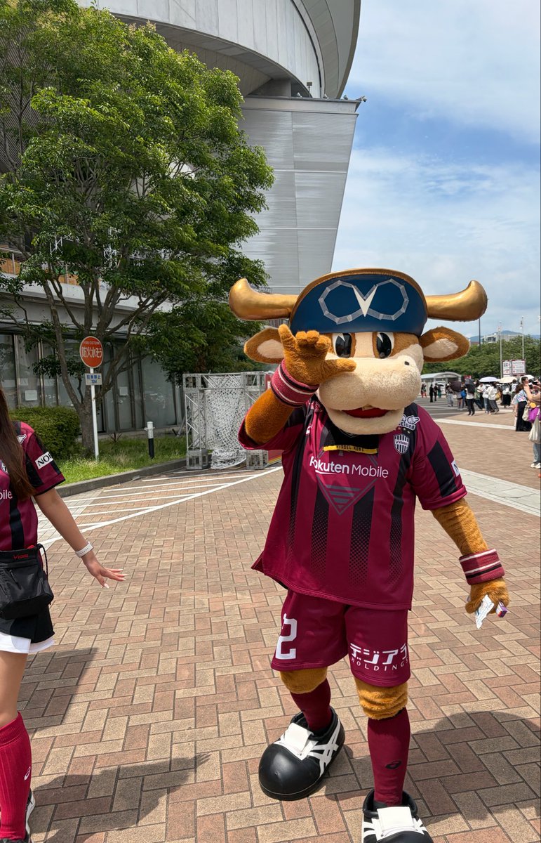 s142421's tweet photo. 今日も今日とて(熱中症気味でしたが)
めちゃくちゃ楽しかったですっ🔥🔥

愛しのモーヴィ様と同じポーズして
近づいたらグータッチしてくれた！
確定ファンサありがとう(ㅅ´꒳` )💭⸒⸒ https://t.co/srdUlM0vFx