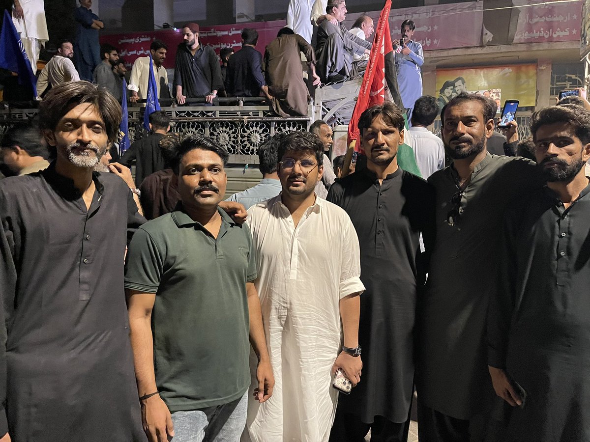 FayzanAbro's tweet photo. تاریخ گواہ رہے گی کہ سندھ سراپاے احتجاج تھا پاکستان کی خاطر، پاکستان کے پانی کی خاطر ، سندھو کی خاطر، سندھ کے نوجوان، بچے بوڑھے عورتیں جلسوں ، جلوسوںں اور ریلیوں میں بھارت کی آبی دہشتگردی کے خلاف سڑکوں پر کھڑے تھے اور عالمی میڈیا، عالمی اداروں سے انصاف اور انسانی حقوق کی پاسداری کرنے اور بھارت کی آبی دئشتگردی پر نوٹس لینے کی استداع کررہے تھے-

آج سندھ بھر میں احتجاجی مظاہرے سندھ کے شعور کی عکاسی ہیں، چیئرمن بلال بھٹو کے حکم پر سندھ نے پاکستان کے دشمن بھارت کو صاف پیغام دیا ہے کہ پانی پر ڈاکا ، پانی پر دہشتگردی کا جواب پاکستان بلخصوص سندھ کے عوام بھرپور انداز میں دیں گے.

جئے بھٹو 
جئے عوام
پاکستان زندہ آباد