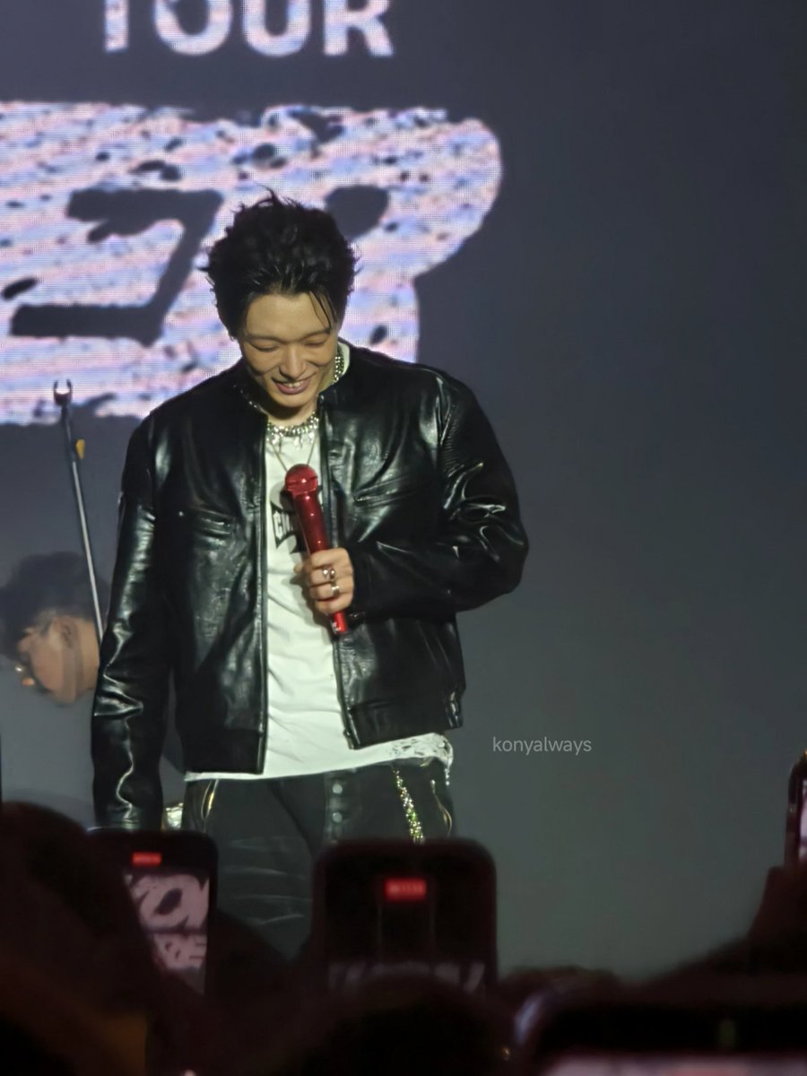 na parang he spots you in the crowd, and he can't help but smile