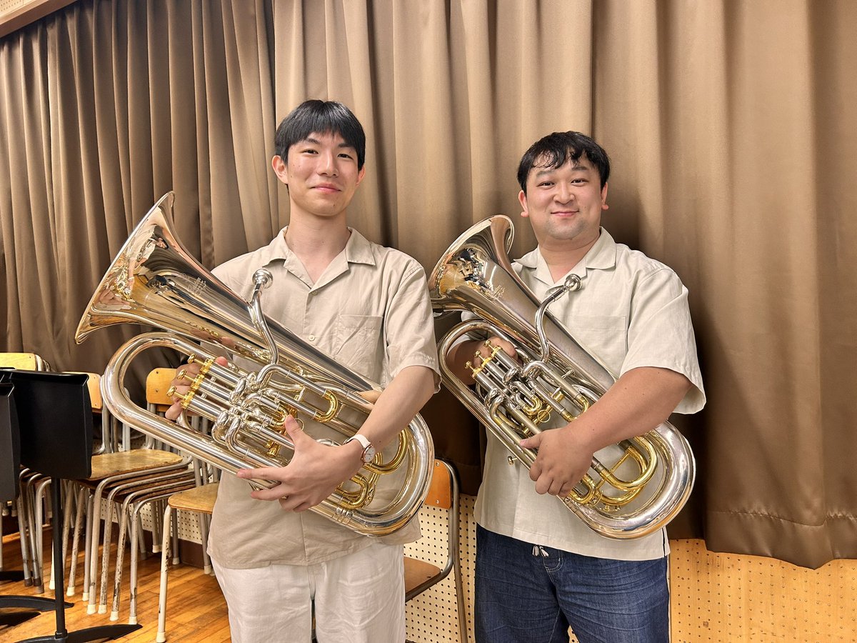 Seiju_Wind's tweet photo. 今週から本格的にコンクールに向けた練習が始まりました✨

写真は本日のユーフォニアムパートです！
実は中学時代の先生と生徒の関係でもあるお二人、仲良くペアルックの姿をみせてくれました👔

様々なご縁で青梅の地に集まった団員一同、一丸となってコンクールに向けて頑張ります💪 https://t.co/W1iYfOsZan