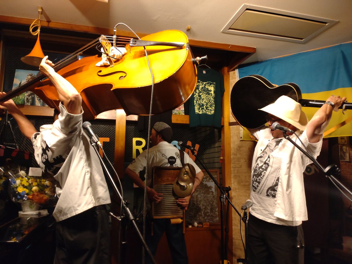 deba0531's tweet photo. 『フタリズム』のライブを観に行って来ましたぁ👀👂🎶

今日もめちゃめちゃカッコいいステージだったなぁ👍✨
初めて観たウォッシュボードには感動です🤩
でもMCは楽しかったぁ🤣

楽しい時間をありがとぉございました🍀
そしてARTRION13周年おめでとぉ🎉

#フタリズム
＃くぼべん
＃ARTRION https://t.co/DBrKhadykO