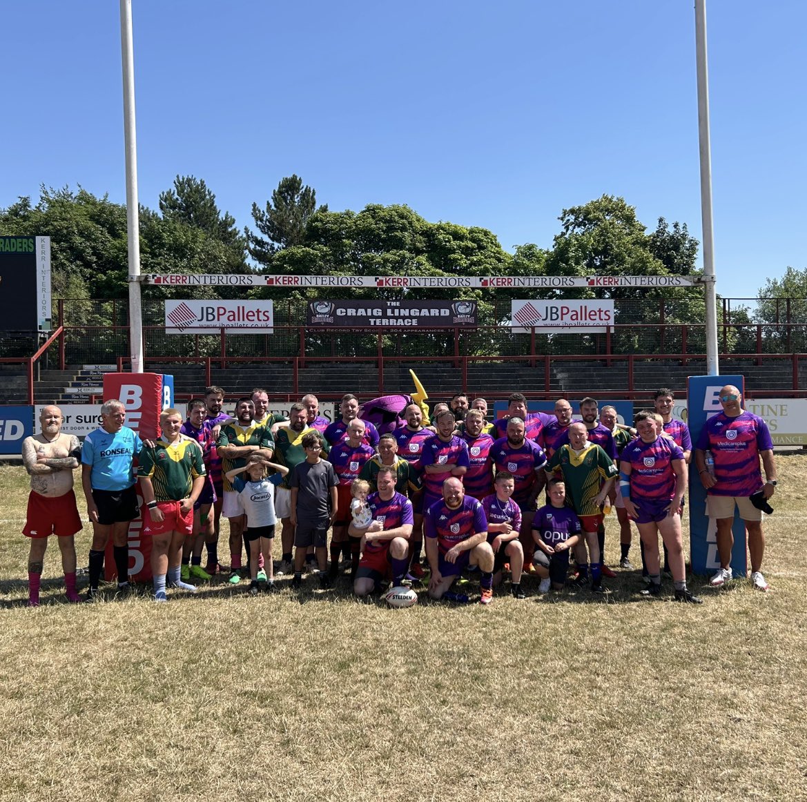 TeamColostomyUK's tweet photo. That's a wrap on today. Big thanks to @WalesRugbyL PDRL for a great game and to @BatleyRLFC for being such great hosts. See you next year! 🤝

#upthepurps💜 #rugbyleague #stomaaware https://t.co/jSVhaXd3Ci