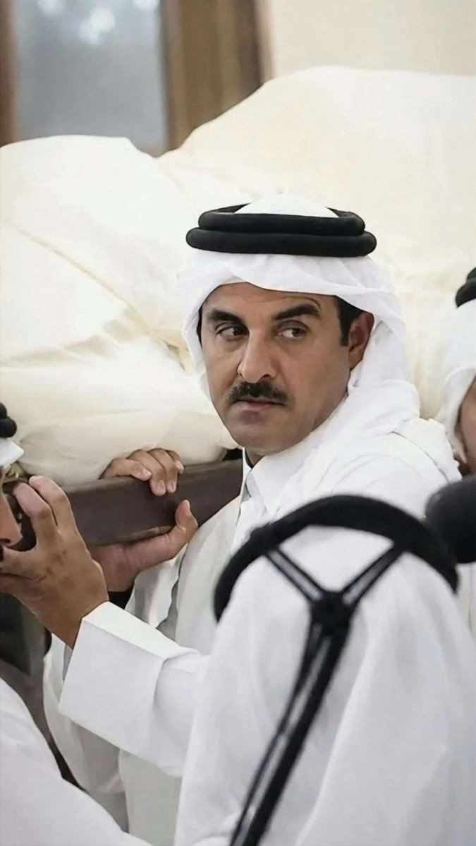 Lolwaai's tweet photo. ( وطن يحمل وطن )

ببالغ الحزن والأسى يبقى مشهد الجثمان من أقسى المشاهد التي قد تمر على القلب لحظة يصمت فيها كل شيء وتثقل الأنفاس وكأن الزمن توقف احترامًا لهيبة الوداع. 

مشهد لن يغادر الذاكرة ولا يُنسى ما حيينا وستظل غصته عالقة في القلوب نسأل الله أن يرحمه رحمة واسعة ويجعل قبره روضة من رياض الجنة، ويجزيه عن وطنه وشعبه خير الجزاء ..