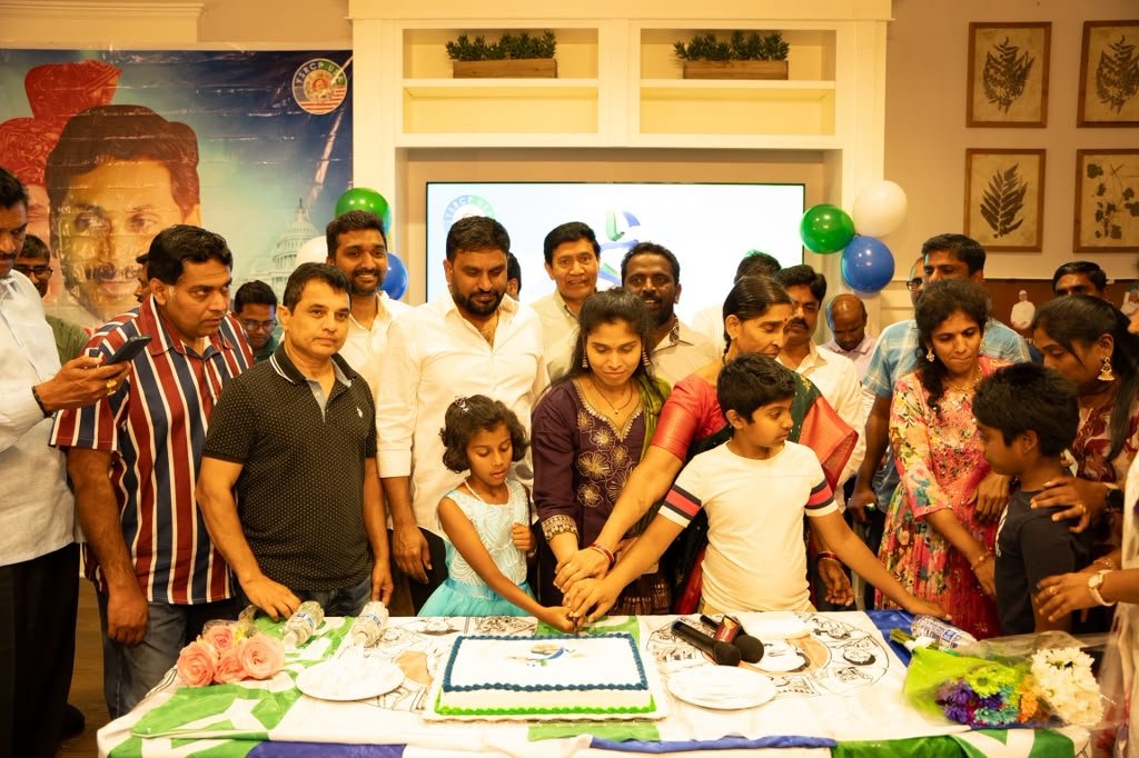 YSRCParty's tweet photo. ప్రజాహృదయ నేత మహానేత డాక్టర్ వై.ఎస్. రాజశేఖర రెడ్డి గారి 77వ జయంతి సందర్భంగా DMVలో ఘన నివాళులు

క్లార్క్స్‌బర్గ్, మేరీల్యాండ్ | జూలై 10, 2026

ప్రజాహృదయ నేత, దివంగత ముఖ్యమంత్రి డాక్టర్ వై.ఎస్. రాజశేఖర రెడ్డి గారి 77వ జయంతి సందర్భంగా వైఎస్సార్సీపీ DMV (డీసీ, మేరీల్యాండ్ & వర్జీనియా) ఎన్ఆర్ఐ కమిటీ ఆధ్వర్యంలో శుక్రవారం మేరీల్యాండ్ రాష్ట్రంలోని క్లార్క్స్‌బర్గ్‌లో అత్యంత ఘనంగా జయంతి వేడుకలు నిర్వహించబడ్డాయి. తెలుగు రాష్ట్రాల పట్ల మమకారం కలిగిన ప్రవాస భారతీయులు, వైఎస్సార్ అభిమానులు, వైఎస్సార్సీపీ నాయకులు, కార్యకర్తలు, కుటుంబ సభ్యులు పెద్ద సంఖ్యలో పాల్గొని మహానేతకు ఘన నివాళులు అర్పించారు.

కార్యక్రమం డాక్టర్ వై.ఎస్. రాజశేఖర రెడ్డి గారి చిత్రపటానికి పూలమాల వేసి, పుష్పాంజలి ఘటించడం ద్వారా ప్రారంభమైంది. అనంతరం ఆయన జీవితం, ప్రజా సంక్షేమ పాలన, రైతు సంక్షేమం, విద్య, వైద్యం, పేదల అభ్యున్నతి కోసం చేపట్టిన చారిత్రాత్మక కార్యక్రమాలను ప్రతిబింబించే ప్రత్యేక ఆడియో–విజువల్ ప్రదర్శన అందరినీ భావోద్వేగానికి గురి చేసింది.

ఈ కార్యక్రమానికి ముఖ్య అతిథులుగా విచ్చేసిన వైఎస్సార్సీపీ జనరల్ సెక్రటరీ (ఎన్ఆర్ఐ వ్యవహారాలు) డాక్టర్ ప్రదీప్ చింత గారు, వైఎస్సార్సీపీ యూఎస్ఏ అడ్వైజర్ & గవర్నింగ్ కౌన్సిల్ సభ్యులు శ్రీ రమేష్ రెడ్డి వల్లూరు గారు, వైఎస్సార్సీపీ యూత్ వింగ్ సెక్రటరీ శ్రీ సుబ్బు రాయాని గారు మహానేత డాక్టర్ వై.ఎస్. రాజశేఖర రెడ్డి గారి సేవలను, ప్రజల పట్ల ఆయనకు ఉన్న అపారమైన ప్రేమను, సంక్షేమ పాలనను, దూరదృష్టి నాయకత్వాన్ని హృదయపూర్వకంగా స్మరించుకున్నారు. వైఎస్సార్ గారి ఆశయాలు నేటికీ కోట్లాది మంది ప్రజలకు స్ఫూర్తినిస్తూనే ఉన్నాయని, ఆయన చూపిన సంక్షేమ మార్గమే సమాజ అభివృద్ధికి ఆదర్శమని కొనియాడారు.

ఈ జయంతి వేడుకలను వైఎస్సార్సీపీ యూఎస్ఏ మిడ్-అట్లాంటిక్ ఇన్‌చార్జ్ శ్రీ పార్థ బైరెడ్డి గారి సమన్వయంతో అత్యంత విజయవంతంగా నిర్వహించారు. తక్కువ సమయంలో కార్యక్రమాన్ని ఘనంగా నిర్వహించేందుకు చేసిన కృషిని పలువురు నాయకులు అభినందించారు. మహానేత వైఎస్సార్ ఆశయాలను ప్రవాస భారతీయుల మధ్య మరింత విస్తృతంగా తీసుకెళ్లేందుకు ఆయన చేస్తున్న సేవలను కొనియాడారు.

కార్యక్రమాన్ని విజయవంతం చేయడంలో విశేషంగా సహకరించిన శ్రీ సాయి జితేంద్ర పైడిమర్ల గారు, శ్రీ శ్రీనివాస్ పూసపాటి గారు, శ్రీ లక్ష్మీకాంత్ గారు (దోసా ప్లేస్), శ్రీ ఉమా మహేశ్వర్ రెడ్డి గారు, శ్రీ శివ పిటు గారు, శ్రీ వీర లక్ష్మయ్య గారు, శ్రీ శ్రీకాంత్ గారు, శ్రీ రవి బారెడ్డి గారు, శ్రీ సునీల్ గారు, శ్రీ మోహన్ రెడ్డి గారు (పెర్సిస్ గ్రిల్) తదితరులకు నిర్వాహకులు ప్రత్యేక కృతజ్ఞతలు తెలిపారు. ప్రత్యక్షంగా, పరోక్షంగా సహకరించిన ప్రతి ఒక్కరికీ హృదయపూర్వక ధన్యవాదాలు తెలియజేశారు.

జోహార్ వైఎస్సార్! 🙏🏻

#77thYSRJayanthi