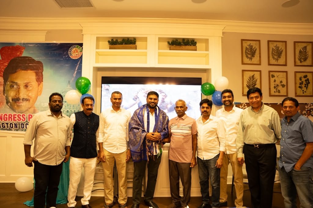 YSRCParty's tweet photo. ప్రజాహృదయ నేత మహానేత డాక్టర్ వై.ఎస్. రాజశేఖర రెడ్డి గారి 77వ జయంతి సందర్భంగా DMVలో ఘన నివాళులు

క్లార్క్స్‌బర్గ్, మేరీల్యాండ్ | జూలై 10, 2026

ప్రజాహృదయ నేత, దివంగత ముఖ్యమంత్రి డాక్టర్ వై.ఎస్. రాజశేఖర రెడ్డి గారి 77వ జయంతి సందర్భంగా వైఎస్సార్సీపీ DMV (డీసీ, మేరీల్యాండ్ & వర్జీనియా) ఎన్ఆర్ఐ కమిటీ ఆధ్వర్యంలో శుక్రవారం మేరీల్యాండ్ రాష్ట్రంలోని క్లార్క్స్‌బర్గ్‌లో అత్యంత ఘనంగా జయంతి వేడుకలు నిర్వహించబడ్డాయి. తెలుగు రాష్ట్రాల పట్ల మమకారం కలిగిన ప్రవాస భారతీయులు, వైఎస్సార్ అభిమానులు, వైఎస్సార్సీపీ నాయకులు, కార్యకర్తలు, కుటుంబ సభ్యులు పెద్ద సంఖ్యలో పాల్గొని మహానేతకు ఘన నివాళులు అర్పించారు.

కార్యక్రమం డాక్టర్ వై.ఎస్. రాజశేఖర రెడ్డి గారి చిత్రపటానికి పూలమాల వేసి, పుష్పాంజలి ఘటించడం ద్వారా ప్రారంభమైంది. అనంతరం ఆయన జీవితం, ప్రజా సంక్షేమ పాలన, రైతు సంక్షేమం, విద్య, వైద్యం, పేదల అభ్యున్నతి కోసం చేపట్టిన చారిత్రాత్మక కార్యక్రమాలను ప్రతిబింబించే ప్రత్యేక ఆడియో–విజువల్ ప్రదర్శన అందరినీ భావోద్వేగానికి గురి చేసింది.

ఈ కార్యక్రమానికి ముఖ్య అతిథులుగా విచ్చేసిన వైఎస్సార్సీపీ జనరల్ సెక్రటరీ (ఎన్ఆర్ఐ వ్యవహారాలు) డాక్టర్ ప్రదీప్ చింత గారు, వైఎస్సార్సీపీ యూఎస్ఏ అడ్వైజర్ & గవర్నింగ్ కౌన్సిల్ సభ్యులు శ్రీ రమేష్ రెడ్డి వల్లూరు గారు, వైఎస్సార్సీపీ యూత్ వింగ్ సెక్రటరీ శ్రీ సుబ్బు రాయాని గారు మహానేత డాక్టర్ వై.ఎస్. రాజశేఖర రెడ్డి గారి సేవలను, ప్రజల పట్ల ఆయనకు ఉన్న అపారమైన ప్రేమను, సంక్షేమ పాలనను, దూరదృష్టి నాయకత్వాన్ని హృదయపూర్వకంగా స్మరించుకున్నారు. వైఎస్సార్ గారి ఆశయాలు నేటికీ కోట్లాది మంది ప్రజలకు స్ఫూర్తినిస్తూనే ఉన్నాయని, ఆయన చూపిన సంక్షేమ మార్గమే సమాజ అభివృద్ధికి ఆదర్శమని కొనియాడారు.

ఈ జయంతి వేడుకలను వైఎస్సార్సీపీ యూఎస్ఏ మిడ్-అట్లాంటిక్ ఇన్‌చార్జ్ శ్రీ పార్థ బైరెడ్డి గారి సమన్వయంతో అత్యంత విజయవంతంగా నిర్వహించారు. తక్కువ సమయంలో కార్యక్రమాన్ని ఘనంగా నిర్వహించేందుకు చేసిన కృషిని పలువురు నాయకులు అభినందించారు. మహానేత వైఎస్సార్ ఆశయాలను ప్రవాస భారతీయుల మధ్య మరింత విస్తృతంగా తీసుకెళ్లేందుకు ఆయన చేస్తున్న సేవలను కొనియాడారు.

కార్యక్రమాన్ని విజయవంతం చేయడంలో విశేషంగా సహకరించిన శ్రీ సాయి జితేంద్ర పైడిమర్ల గారు, శ్రీ శ్రీనివాస్ పూసపాటి గారు, శ్రీ లక్ష్మీకాంత్ గారు (దోసా ప్లేస్), శ్రీ ఉమా మహేశ్వర్ రెడ్డి గారు, శ్రీ శివ పిటు గారు, శ్రీ వీర లక్ష్మయ్య గారు, శ్రీ శ్రీకాంత్ గారు, శ్రీ రవి బారెడ్డి గారు, శ్రీ సునీల్ గారు, శ్రీ మోహన్ రెడ్డి గారు (పెర్సిస్ గ్రిల్) తదితరులకు నిర్వాహకులు ప్రత్యేక కృతజ్ఞతలు తెలిపారు. ప్రత్యక్షంగా, పరోక్షంగా సహకరించిన ప్రతి ఒక్కరికీ హృదయపూర్వక ధన్యవాదాలు తెలియజేశారు.

జోహార్ వైఎస్సార్! 🙏🏻

#77thYSRJayanthi