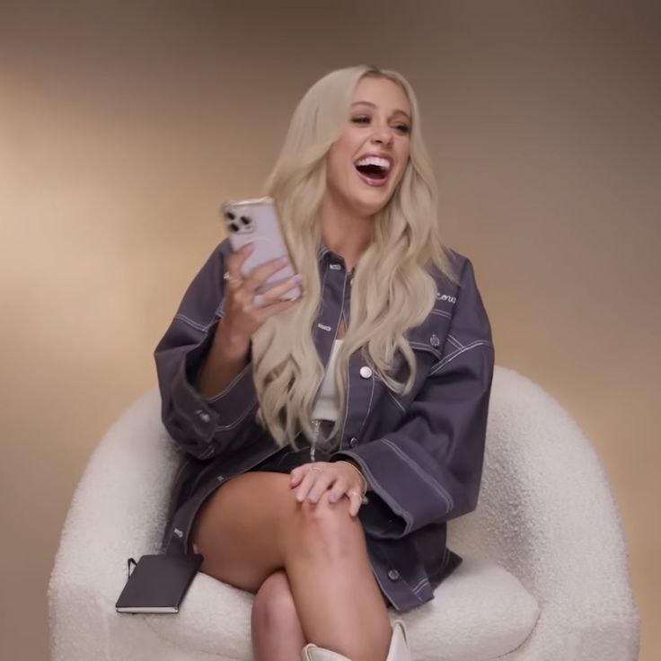 icheckmypulse's tweet photo. how i look rewatching my cloud 9 concert videos: https://t.co/KZobu7Eajr