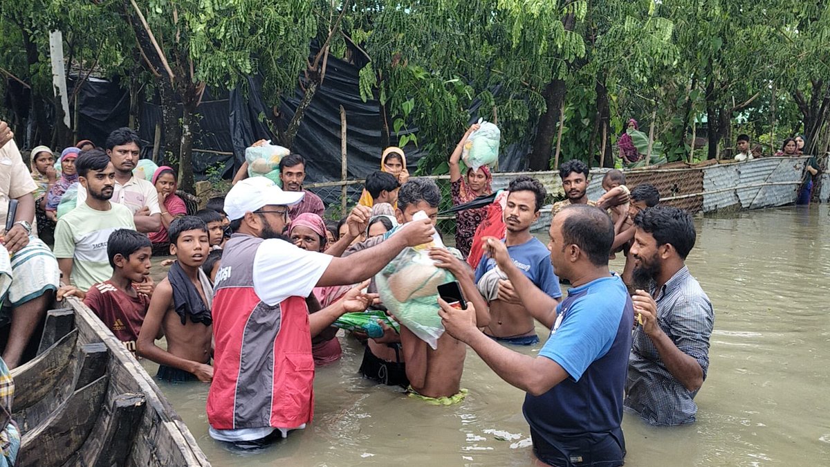 sadakatasi's tweet photo. Cox's Bazar'da meydana gelen sel felaketinin ardından yaraları sarmak için ekiplerimizle sahadayız. İlk etapta, selden etkilenen 400 aileye gıda kumanyası dağıtımı gerçekleştirdik.

Kumanya Bedeli; 2000 TL
BANGLADEŞ yaz 2989'a gönder 50 TL destek ol. 
https://t.co/kNM3Intdli https://t.co/hjREPs3BLM