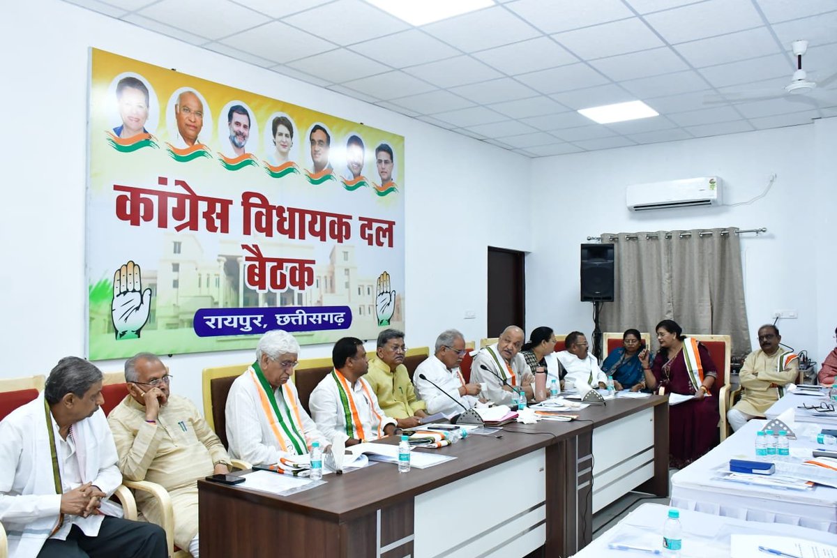 DrCharandas's tweet photo. आज, छत्तीसगढ़ विधानसभा के मानसून सत्र को लेकर कांग्रेस की दो अलग अलग बैठक संपन्न हुई।वरिष्ठ विधायक गण एवं विधायक दल की बैठक हुई।

कल से पावस सत्र शुरू हो रहा है, जिसमें जनहित के मुद्दों को धार देने की रणनीति पर गंभीर मंथन किया गया।

छत्तीसगढ़ कांग्रेस वरिष्ठजनो की बैठक..मे प्रदेश कांग्रेस अध्यक्ष श्री दीपक बैज, पूर्व श्री मुख्यमंत्री भूपेश बघेल, पूर्व उपमुख्यमंत्री श्री टी.एस. सिंह देव, पूर्वमंत्री गण श्री ताम्रध्वज साहू, श्री रविन्द्र चौबे, श्री मो अकबर, डॉ. शिवकुमार डहरिया, श्री जयसिंह अग्रवाल, श्री प्रेमसाय सिंह टेकाम, श्री गुरू रूद्र कुमार, श्री धनेन्द्र साहू, श्री सत्यनारायण शर्मा, श्री अमितेश शुुक्ल, श्री अमरजीत भगत, श्री मोहन मरकाम, श्रीमति अनिला भेडिया, श्री धनेश पाटिला, पूर्व विधायक श्री विकास उपाध्याय उपस्थित थे।  

छत्तीसगढ़ कांग्रेस विधायक दल की बैठक में.. प्रदेश कांग्रेस अध्यक्ष श्री दीपक बैज, पूर्व मुख्यमंत्री श्री भूपेश बघेल, उपनेता श्री लखेश्वर बघेल, सचेतक श्री दलेश्वर साहू, उपसचेतक श्री दिलीप लहरिया, विधायकगण श्री कवासी लखमा, श्रीमती अनिला भेड़िया, श्री भोलाराम साहू,  श्री लालजीत सिंह राठिया, श्री इंद्रशाह मंडावी, श्रीमती सावित्री मंडावी, श्रीमती यशोदा निलाम्बर वर्मा, श्री देवेन्द्र यादव, श्री कुंवर सिंह निषाद, श्रीमती संगीता सिन्हा, श्रीमती अंबिका मरकाम, श्री द्वारिकाधीश यादव, श्रीमती शेषराज हरबंश, श्री अटल श्रीवास्तव, श्री व्यास कश्यप, श्री फूलसिंह राठिया, श्रीमती कविता प्राणलहरे, श्री संदीप साहू, श्री जनक ध्रुव, श्री ओंकार साहू,  श्री इंद्र साव, श्रीमती हर्षिता स्वामी बघेल, पीसीसी महामंत्री श्री मलकीत सिंह गैंदू, पीसीसी संचार विभाग अध्यक्ष श्री सुशील आंनद शुक्ला, विधायक दल सचिव श्री अमित पांडे, पीसीसी संचार विभाग मुख्य प्रवक्ता श्री घनश्याम राजू तिवारी उपस्थित थे।

सभी साथीयों की उपस्थिति में तय हुआ है कि भाजपा सरकार को जन-मुद्दों पर घेरा जाएगा। हम छत्तीसगढ़ की जनता के हितों की रक्षा के लिए प्रतिबद्ध हैं।

📍रायपुर छत्तीसगढ़ 12/जुलाई/2026

@INCIndia @kharge @RahulGandhi @priyankagandhi @kcvenugopalmp @ajaymaken @Jairam_Ramesh @SupriyaShrinate @SachinPilot @DeepakBaijINC @bhupeshbaghel @TS_SinghDeo
@SampathKumarINC
@VijayJangidINC
@szarita
@INCChhattisgarh