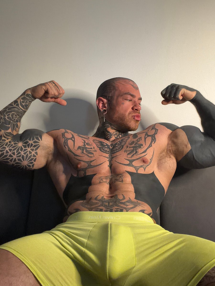 bakiisback's tweet photo. if you’re staring, at least say hi https://t.co/lSD31mAhSV
