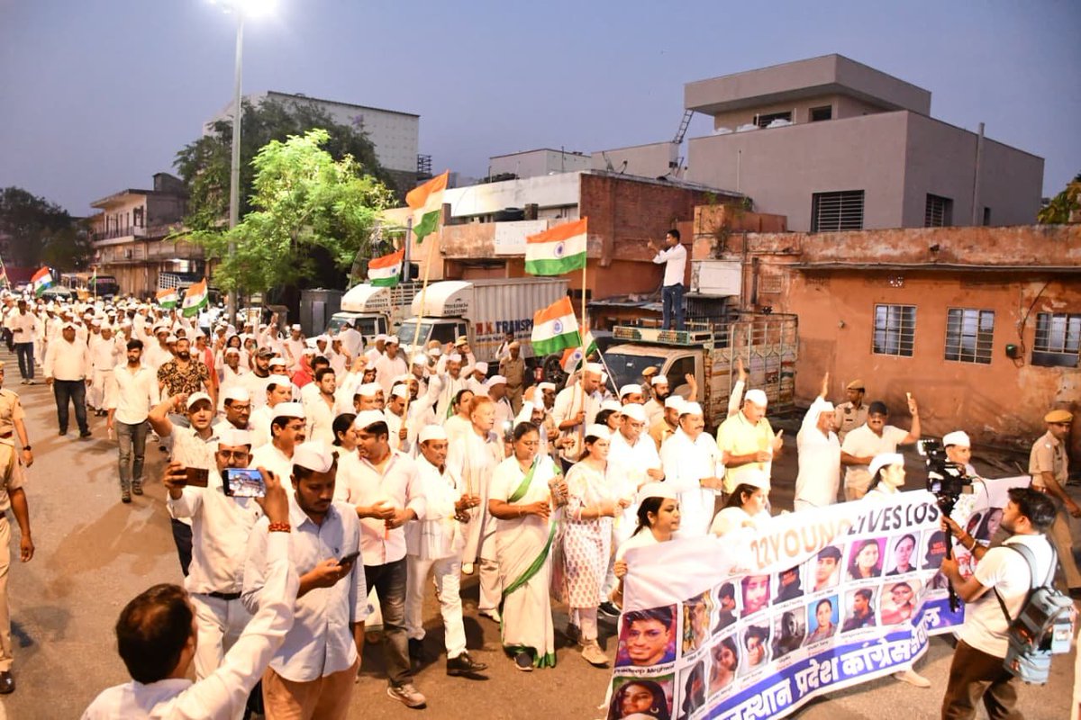 HemShekhawatINC's tweet photo. 📍 जयपुर | कैंडल मार्च

नीट पेपर लीक की पीड़ा और इस व्यवस्था की विफलता के कारण अपनी जान गंवाने वाले विद्यार्थियों की स्मृति में आज नेता प्रतिपक्ष आदरणीय श्री टीकाराम जूली जी के मुख्य आतिथ्य में प्रदेश कांग्रेस कार्यालय, चांदपोल से शहीद स्मारक तक कैंडल मार्च निकाला गया। 1/4 https://t.co/KvgoBW5BHs