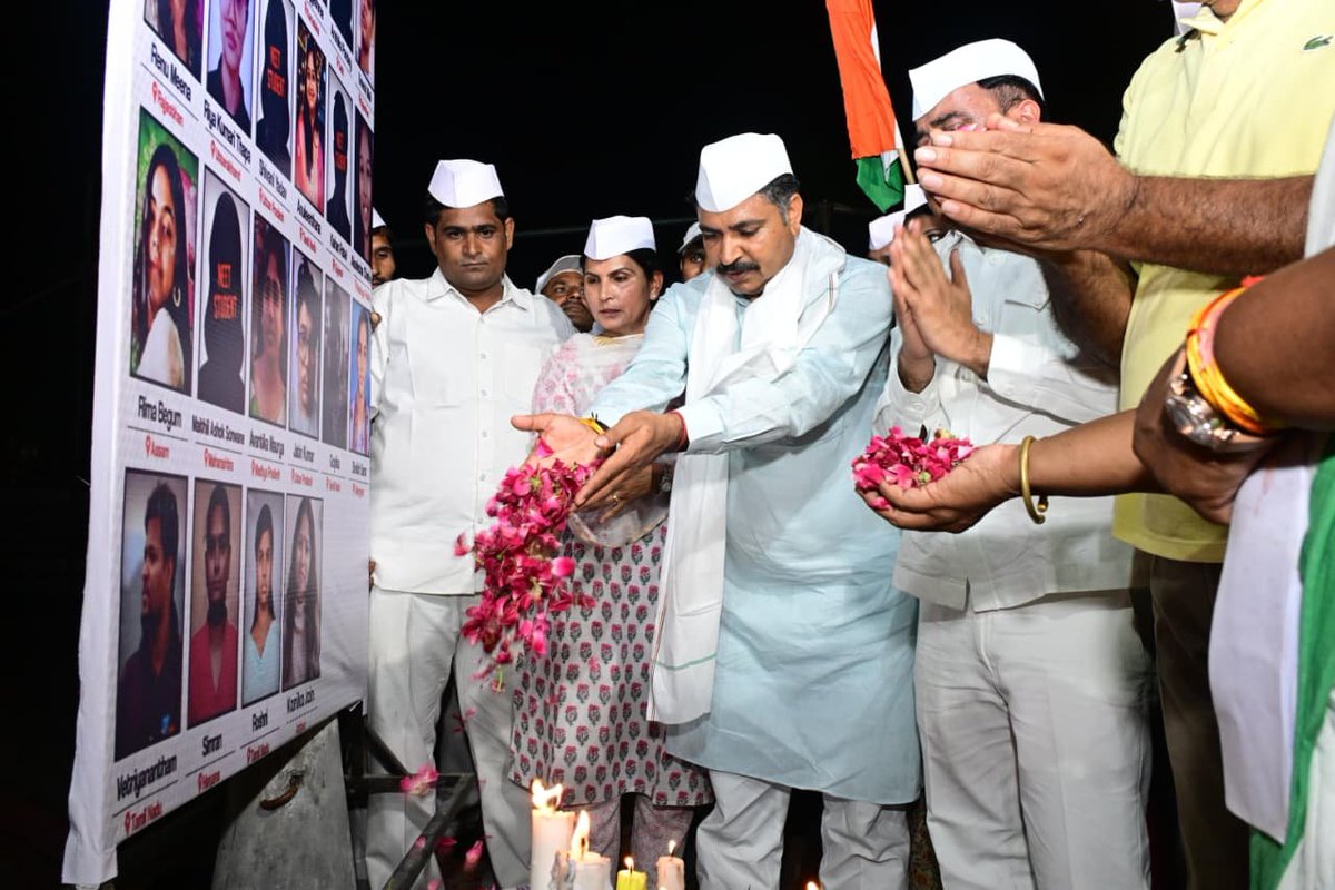 HemShekhawatINC's tweet photo. 📍 जयपुर | कैंडल मार्च

नीट पेपर लीक की पीड़ा और इस व्यवस्था की विफलता के कारण अपनी जान गंवाने वाले विद्यार्थियों की स्मृति में आज नेता प्रतिपक्ष आदरणीय श्री टीकाराम जूली जी के मुख्य आतिथ्य में प्रदेश कांग्रेस कार्यालय, चांदपोल से शहीद स्मारक तक कैंडल मार्च निकाला गया। 1/4 https://t.co/KvgoBW5BHs