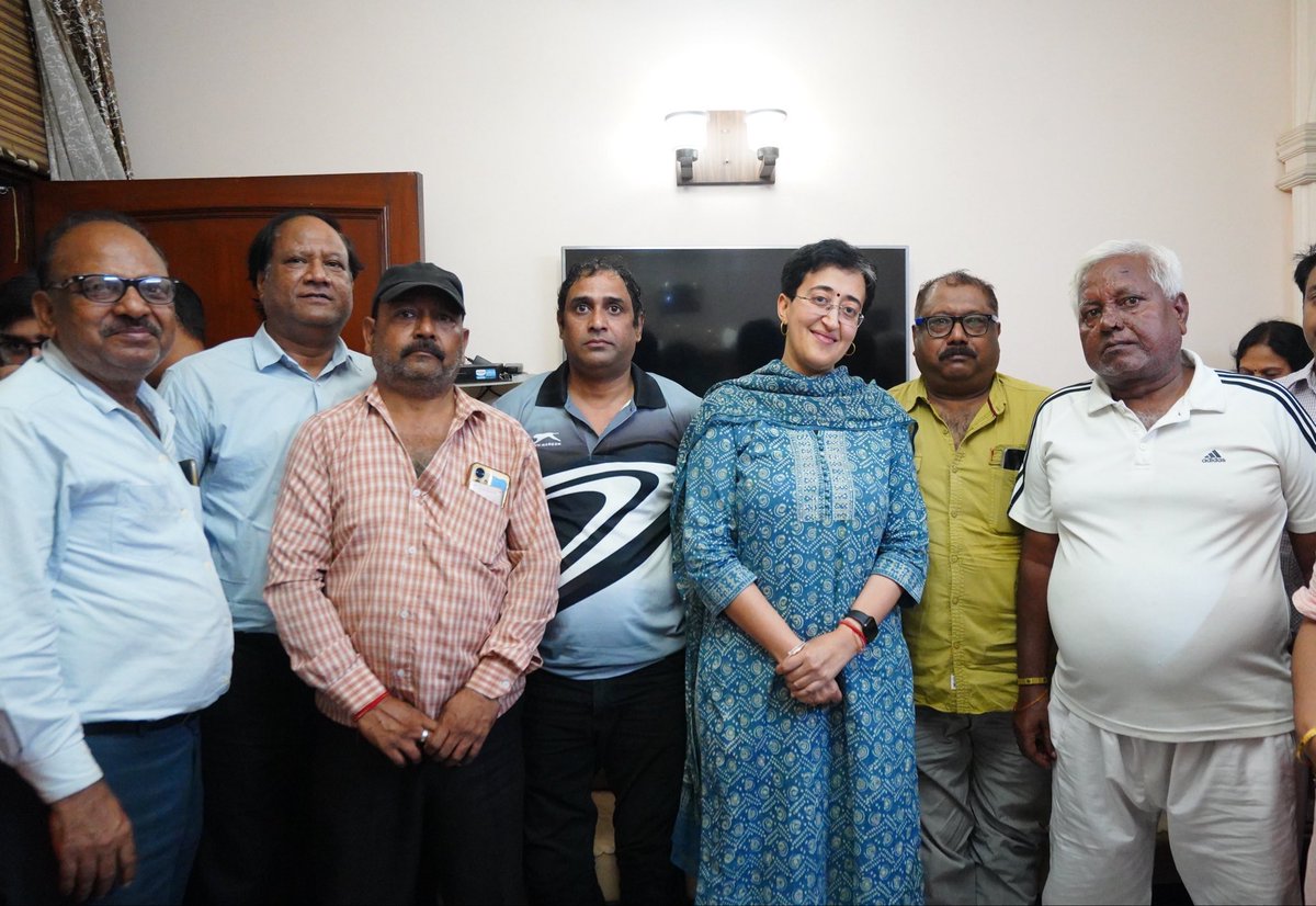 AtishiAAP's tweet photo. कालकाजी के अलग अलग हिस्सों के स्थानीय निवासियों से सीधा संवाद किया। लोगों से मिलकर क्षेत्र के विकास, समस्याओं और उनके समाधान पर विस्तार से चर्चा हुई। जनता से सीधे संवाद से ही समस्याओं का स्थायी समाधान मुमकिन है। https://t.co/cPYnemOCZW