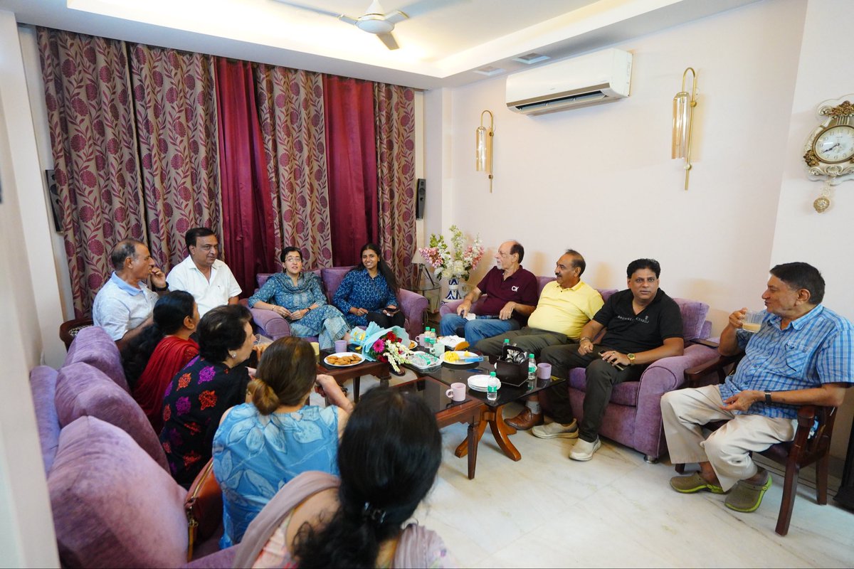 AtishiAAP's tweet photo. कालकाजी के अलग अलग हिस्सों के स्थानीय निवासियों से सीधा संवाद किया। लोगों से मिलकर क्षेत्र के विकास, समस्याओं और उनके समाधान पर विस्तार से चर्चा हुई। जनता से सीधे संवाद से ही समस्याओं का स्थायी समाधान मुमकिन है। https://t.co/cPYnemOCZW