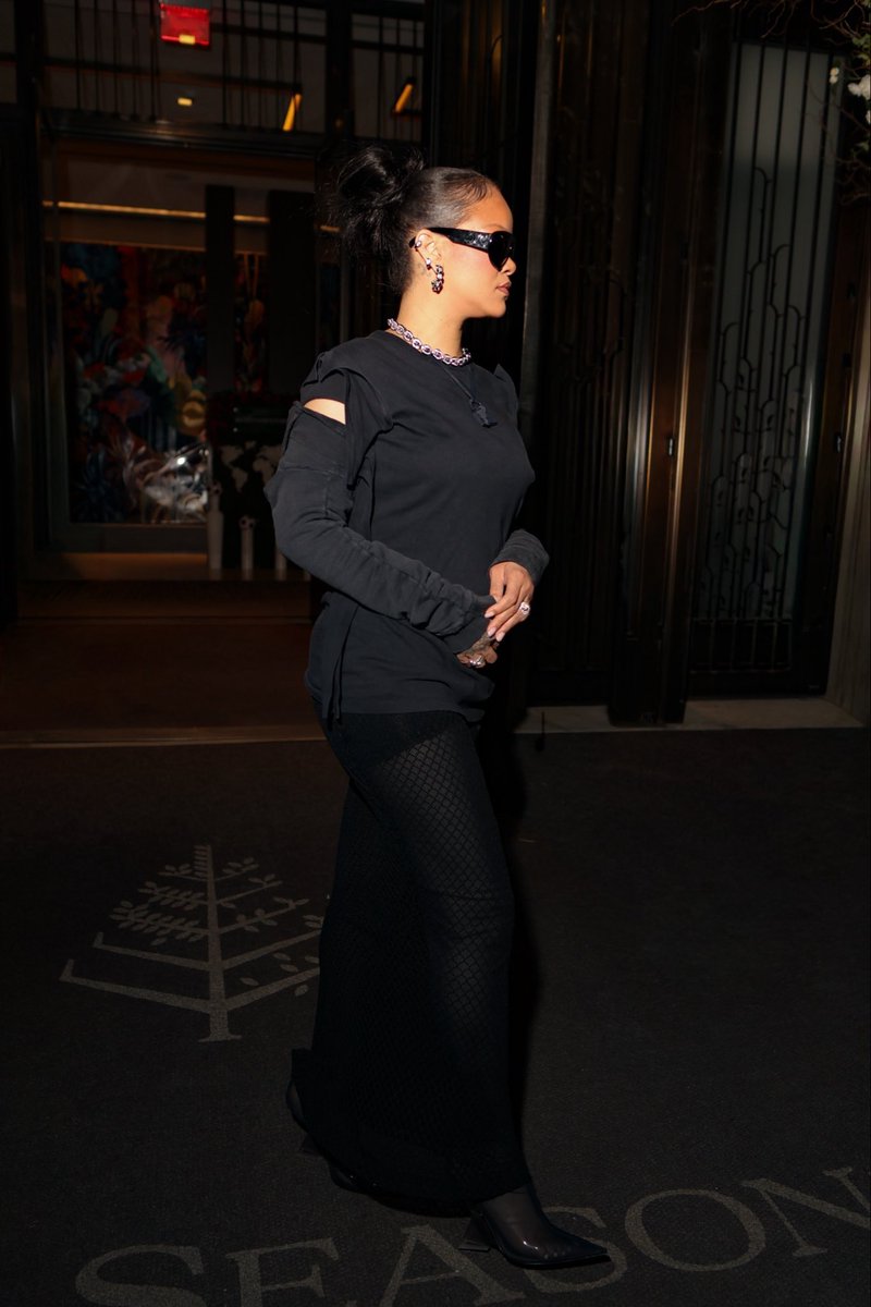 Nevernyny's tweet photo. Rihanna in New York City https://t.co/olDRW0rKS5