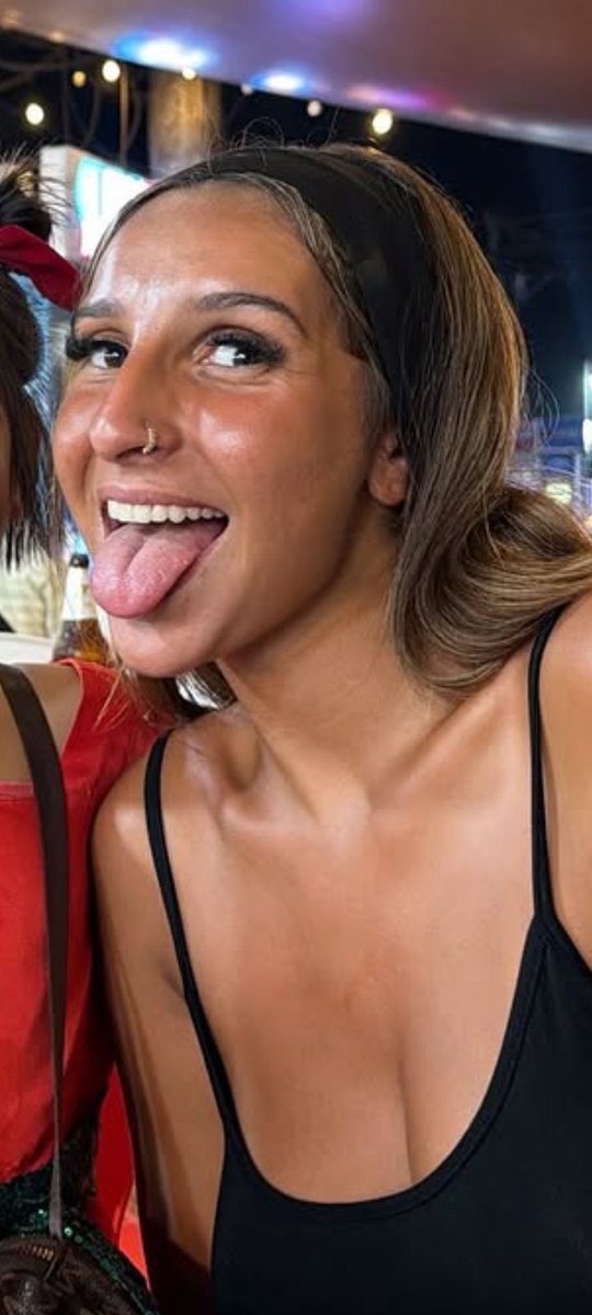 tbb45100's tweet photo. J’adore tlm ce genre de photo de camelia au naturel où elle tire la langueee ces meilleurs photoss https://t.co/ULtqoCWrYU