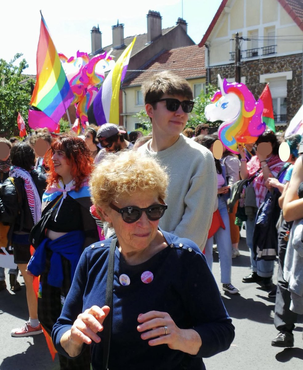 asdmzeaa's tweet photo. Brûlons le capitalisme !#LGBTQIAFireSummer https://t.co/7bAFpW2Q85