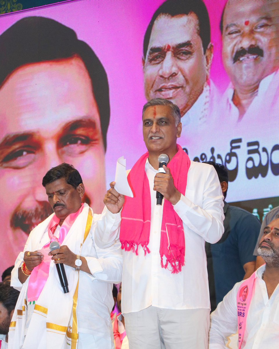 MPRPTC's tweet photo. పటాన్‌చెరు శాసనసభ్యులు శ్రీ గూడెం మహిపాల్ రెడ్డి గారి ఆధ్వర్యంలో జీఎంఆర్ కన్వెన్షన్‌లో SIR (Special Intensive Revision) మరియు బీఆర్ఎస్ డిజిటల్ మెంబర్‌షిప్ అంశాలపై నియోజకవర్గ స్థాయి అవగాహన సదస్సు నిర్వహించారు.

ఈ కార్యక్రమానికి ముఖ్య అతిథిగా మాజీ మంత్రివర్యులు, బీఆర్ఎస్ పార్టీ డిప్యూటీ ఫ్లోర్ లీడర్ శ్రీ తన్నీరు హరీష్ రావు గారు హాజరయ్యారు. కార్యక్రమంలో నియోజకవర్గ కోఆర్డినేటర్ ఆదర్శ్ రెడ్డి గారు, బీఆర్ఎస్ నాయకులు మాద్రి పృథ్వీరాజ్ గారు పాల్గొన్నారు.

ఈ సందర్భంగా నాయకులు మాట్లాడుతూ, SIR (Special Intensive Revision) కార్యక్రమంపై ప్రతి కార్యకర్త సమగ్ర అవగాహన కలిగి ఉండి, ప్రజలకు సరైన సమాచారాన్ని చేరవేయడం అత్యంత బాధ్యతగా భావించాలని సూచించారు. ఓటరు జాబితా ప్రత్యేక సవరణ (SIR) ప్రక్రియలో భాగంగా ప్రతి అర్హత కలిగిన ఓటరు తన వివరాలను పరిశీలించుకుని, అవసరమైతే ఎన్యుమరేషన్ ఫారం (Enumeration Form)ను పూర్తిగా నింపి సంబంధిత అధికారులకు సమర్పించేలా ప్రజల్లో విస్తృత అవగాహన కల్పించాలని పిలుపునిచ్చారు. కొత్త ఓటర్ల నమోదు, చిరునామా మార్పు, పేరు మరియు ఇతర వివరాల సవరణ వంటి అంశాల్లో ప్రజలకు సహకరించాలని కార్యకర్తలకు సూచించారు.

అదేవిధంగా, బీఆర్ఎస్ పార్టీ చేపట్టిన డిజిటల్ మెంబర్‌షిప్ కార్యక్రమాన్ని విజయవంతం చేసేందుకు ప్రతి నాయకుడు, కార్యకర్త ఇంటింటికీ వెళ్లి సభ్యత్వ నమోదు కార్యక్రమాన్ని విస్తృతంగా నిర్వహించాలని పిలుపునిచ్చారు. డిజిటల్ సభ్యత్వం ద్వారా పార్టీ సంస్థాగత నిర్మాణం మరింత బలోపేతం అవుతుందని, సాంకేతికతను సమర్థవంతంగా వినియోగించి గ్రామస్థాయి నుంచి పార్టీని మరింత పటిష్ఠంగా తీర్చిదిద్దాలని పేర్కొన్నారు.

యువతను అధిక సంఖ్యలో పార్టీలో భాగస్వాములను చేయడంతో పాటు మహిళలు, రైతులు, కార్మికులు, అన్ని వర్గాల ప్రజలను పార్టీ కార్యక్రమాల్లో భాగస్వామ్యం చేయడం ద్వారా బీఆర్ఎస్‌ను మరింత శక్తివంతమైన ప్రజా ఉద్యమంగా తీర్చిదిద్దవచ్చని తెలిపారు. ప్రజా సమస్యలపై నిరంతరం పోరాడుతూ, పార్టీ సిద్ధాంతాలు, సంక్షేమ కార్యక్రమాలను ప్రజల్లోకి తీసుకెళ్లేందుకు ప్రతి కార్యకర్త అంకితభావంతో పనిచేయాలని పిలుపునిచ్చారు.

ఈ కార్యక్రమంలో బీఆర్ఎస్ పార్టీ ప్రజాప్రతినిధులు, నాయకులు, కార్యకర్తలు, మహిళా విభాగం, యువజన విభాగం, అనుబంధ సంఘాల ప్రతినిధులు, పార్టీ శ్రేణులు, MPR యువసేన సభ్యులు తదితరులు పాల్గొన్నారు.