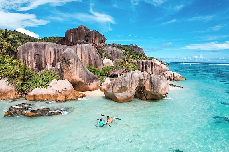 lafotaki's tweet photo. 🚨ALERTE INFO : Alma Dufour passera 2 semaines aux Seychelles pour inaugurer une nouvelle poubelle jaune. https://t.co/IiOa6a2tz6