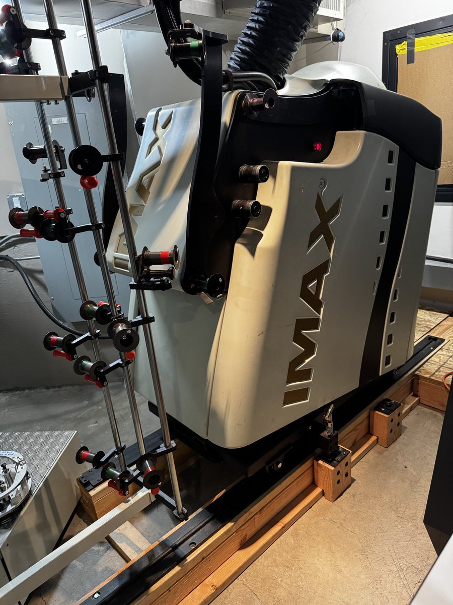 RealJessePalmer's tweet photo. Projector pics by request @Jonathanvi64888. This is an SR IMAX projector, more modern and compact than the GT. https://t.co/gnxfMrsv0s