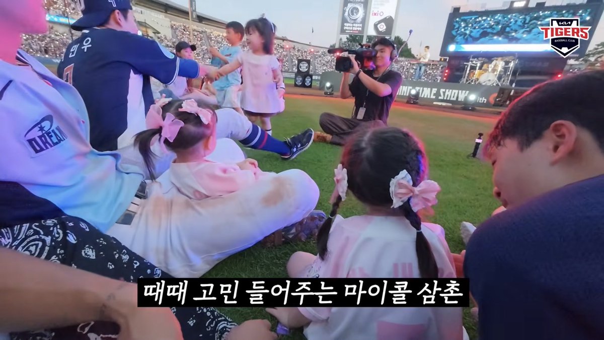 5iat1gers's tweet photo. 새얀이가 재현이한테 털어놓은 고민이
“이얀이가 맨날 장난감을 뺏어간다”래 아 https://t.co/F01B7PK0jE
