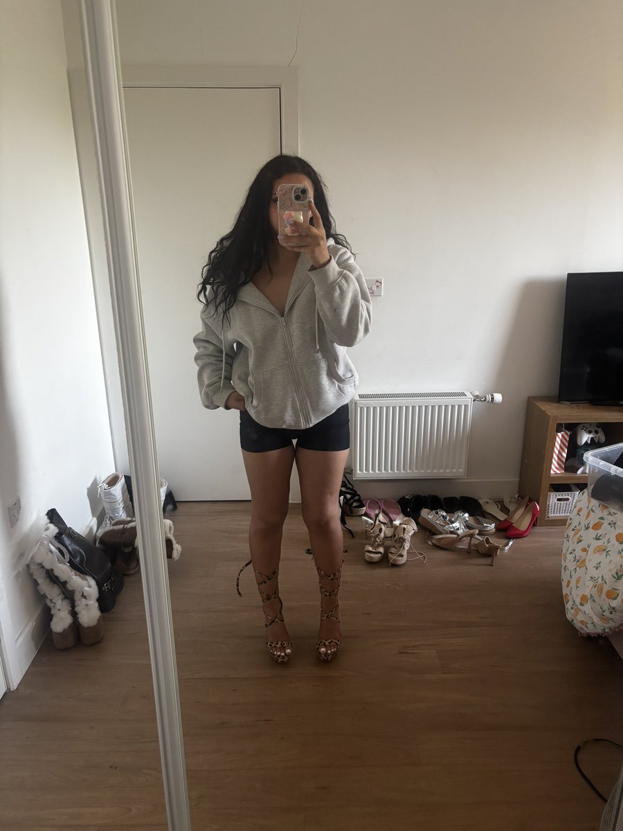 MissCozySteps's tweet photo. Sorting &amp; selling my old shoes! #feet #oldshoes #heels #highheels #paintedtoes https://t.co/GD6mYdJiLb
