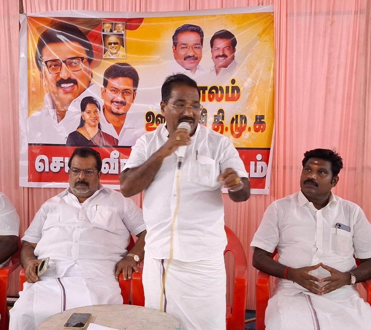MaheshRDMK's tweet photo. #ஆலோசனை_கூட்டம்
கன்னியாகுமரி கிழக்கு மாவட்டம், தோவாளை வடக்கு ஒன்றியம், ஞாலம் ஊராட்சி திமுக நிர்வாகிகள் ஆலோசனை கூட்டமானது அந்தரபுரம் சமூக நலக்கூடத்தில் வைத்து கன்னியாகுமரி கிழக்கு மாவட்ட துணைச் செயலாளர் திரு.பூதலிங்கம் பிள்ளை அவர்கள் தலைமையில் ஒன்றிய செயலாளர் ��ிரு.பிராங்களின் முன்னிலையில் நடைபெற்றது.கூட்டத்தில் சிறப்பு விருந்தினராக கலந்து கொண்டு கடந்த சட்டமன்ற தேர்தலில் கழக வேட்பாளருக்காக பணியாற்றிய அனைத்து நிர்வாகிகள் மற்றும் கழக உடன் பிறப்புகளுக்கும் நன்றி தெரிவித்து கழக வளர்ச்சி பணிகள் மற்றும் வருகின்ற உள்ளாட்சித் தேர்தலில் வெற்றி பெறும் வகையில் மேற்கொள்ள வேண்டிய கள பணிகள் தொடர்பான ஆலோசனைகள் வழங்கினேன். மேலும் ஞாலம் ஊரா��்சி பகுதி மக்களின் பல்வேறு கோரிக்கைகளை கேட்டறிந்து அதை நிவர்த்தி செய்வதற்கு தேவையான நடவடிக்கை மேற்கொள்ள வேண்டி ஊராட்சி திமுக சார்பில் தீர்மானம் நிறைவேற்றப்பட்டது.ஆலோசனை கூட்டத்தில் கன்னியாகுமரி கிழக்கு மாவட்ட பொருளாளர் திரு.கேட்சன், முன்னாள் ஞாலம் ஊராட்சி மன்றத் தலைவர் திரு.சதீஷ், ஒன்றிய பொருளாளர் திரு.கண்ணன் உட்பட ஒன்றிய நிர்வாகிகள், கிளை கழக செயலாளர்கள், சார்பு அணி நிர��வாகிகள், BLA-2, BLC, BDA மற்றும் கழக நிர்வாகிகள் பலர் கலந்து கொண்டனர்.
@arivalayam
@mkstalin
#DMK
#MKStalin
#UdhayanidhiStalin
#DMK_Kanyakumari_East
#Dmkkanyakumari