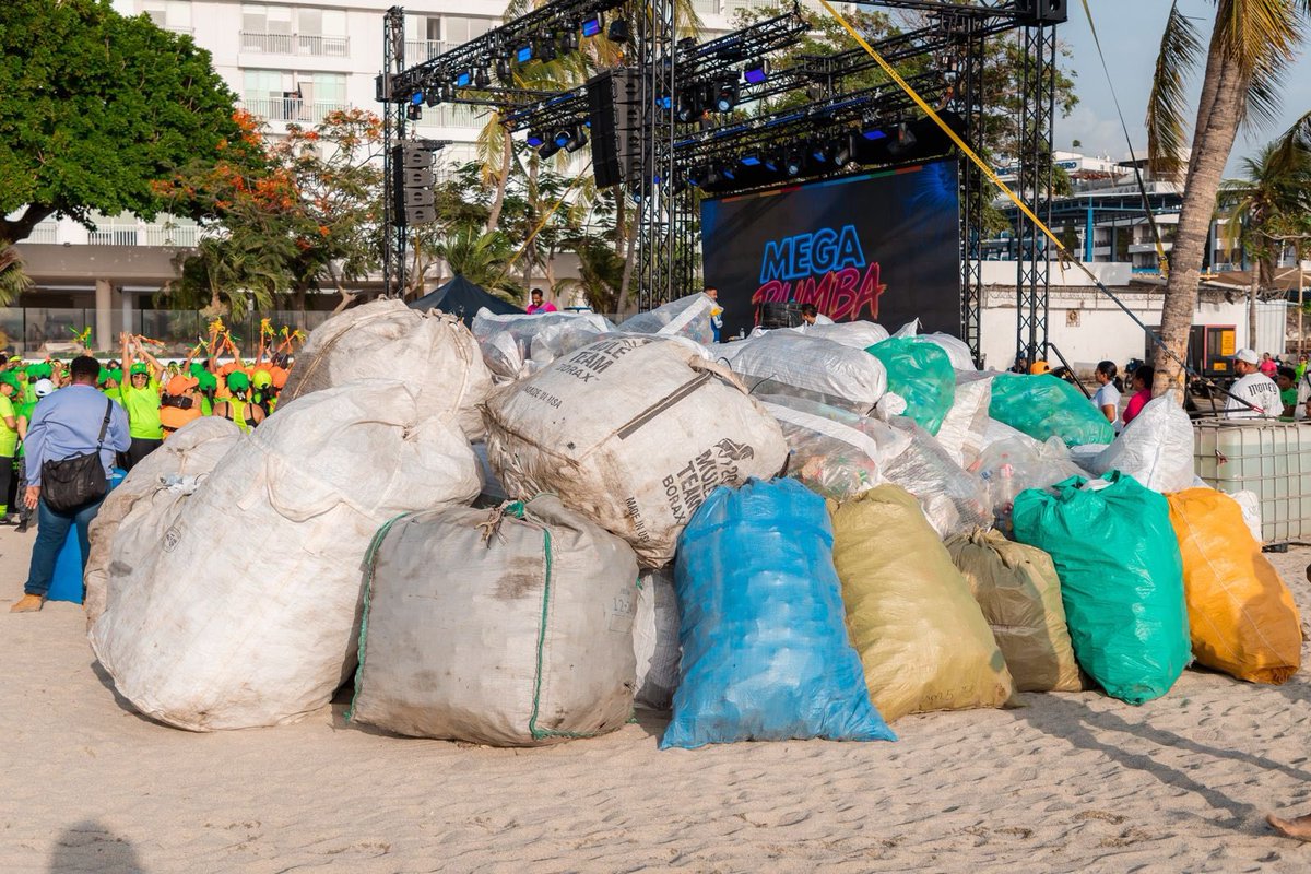 MagdalenaGober's tweet photo. Deporte y medio ambiente: 3.500 personas aceptaron el reto de la Gobernadora @mmarguiguerra y recolectaron más  de dos toneladas de plástico en la Mega Rumba Neón. https://t.co/geoGCrxtwQ