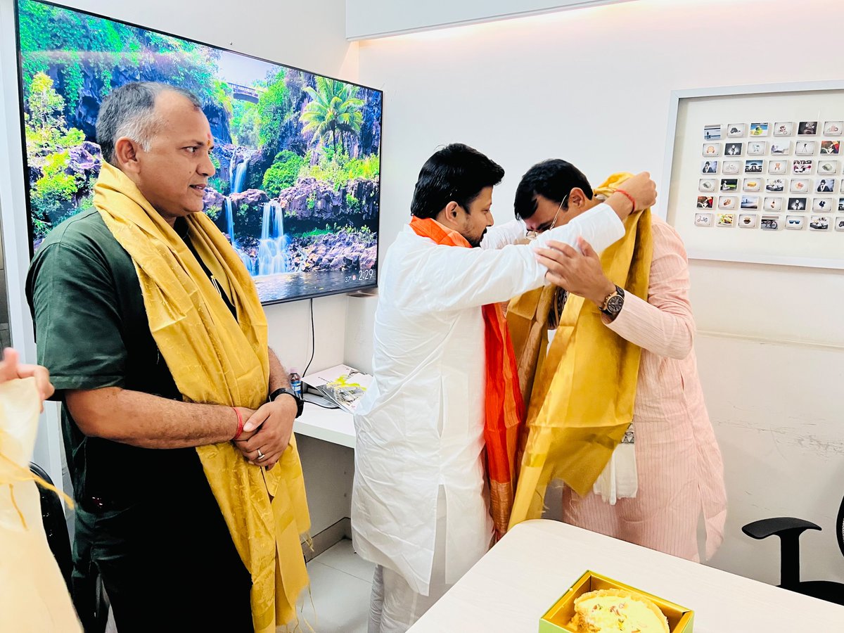 Adityajhatw's tweet photo. आदरणीय पूर���वांचल मोर्चा के प्रदेश अध्यक्ष श्रीं @santoshojha ji, एवम नजफगढ़ जिला अध्यक्ष श्री Madnakar kumar Chaudhary जी आज मेरे कार्यालय पर पधारकर जन्मदिन की शुभकामनाएँ देने एवं अपना स्नेह, आशीर्वाद और आत्मीयता प्रदान करने के लिए आपका हृदय से आभार व्यक्त करता हूँ। https://t.co/g2U8CFzhnX