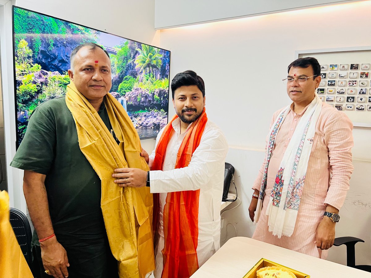 Adityajhatw's tweet photo. आदरणीय पूर���वांचल मोर्चा के प्रदेश अध्यक्ष श्रीं @santoshojha ji, एवम नजफगढ़ जिला अध्यक्ष श्री Madnakar kumar Chaudhary जी आज मेरे कार्यालय पर पधारकर जन्मदिन की शुभकामनाएँ देने एवं अपना स्नेह, आशीर्वाद और आत्मीयता प्रदान करने के लिए आपका हृदय से आभार व्यक्त करता हूँ। https://t.co/g2U8CFzhnX