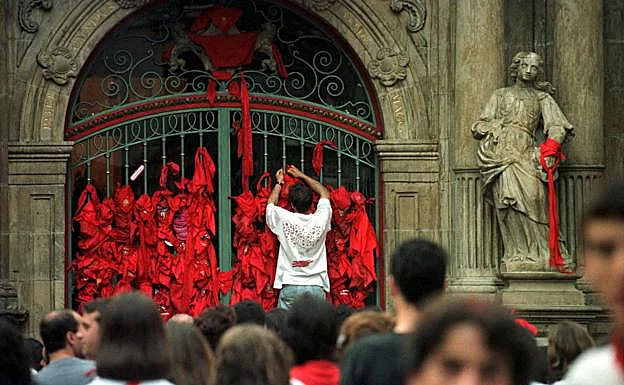 LaMadreDeSatan's tweet photo. Hace 29 años.
A esta hora.
Pamploneses atan sus pañuelos en el Ayuntamiento, en señal de homenaje.
(por la noche fueron quemados por los batasunos).
Contra el olvido. https://t.co/WwAOcJoY4j