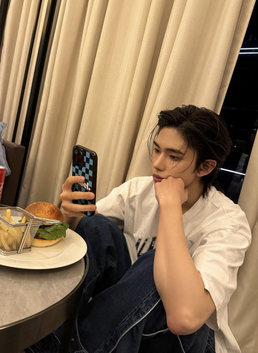 Jayzwalkerz's tweet photo. คาเอล LUN8 หล่อ ออร่ามากก มวกก  🥹 https://t.co/NQNBmwxvQp
