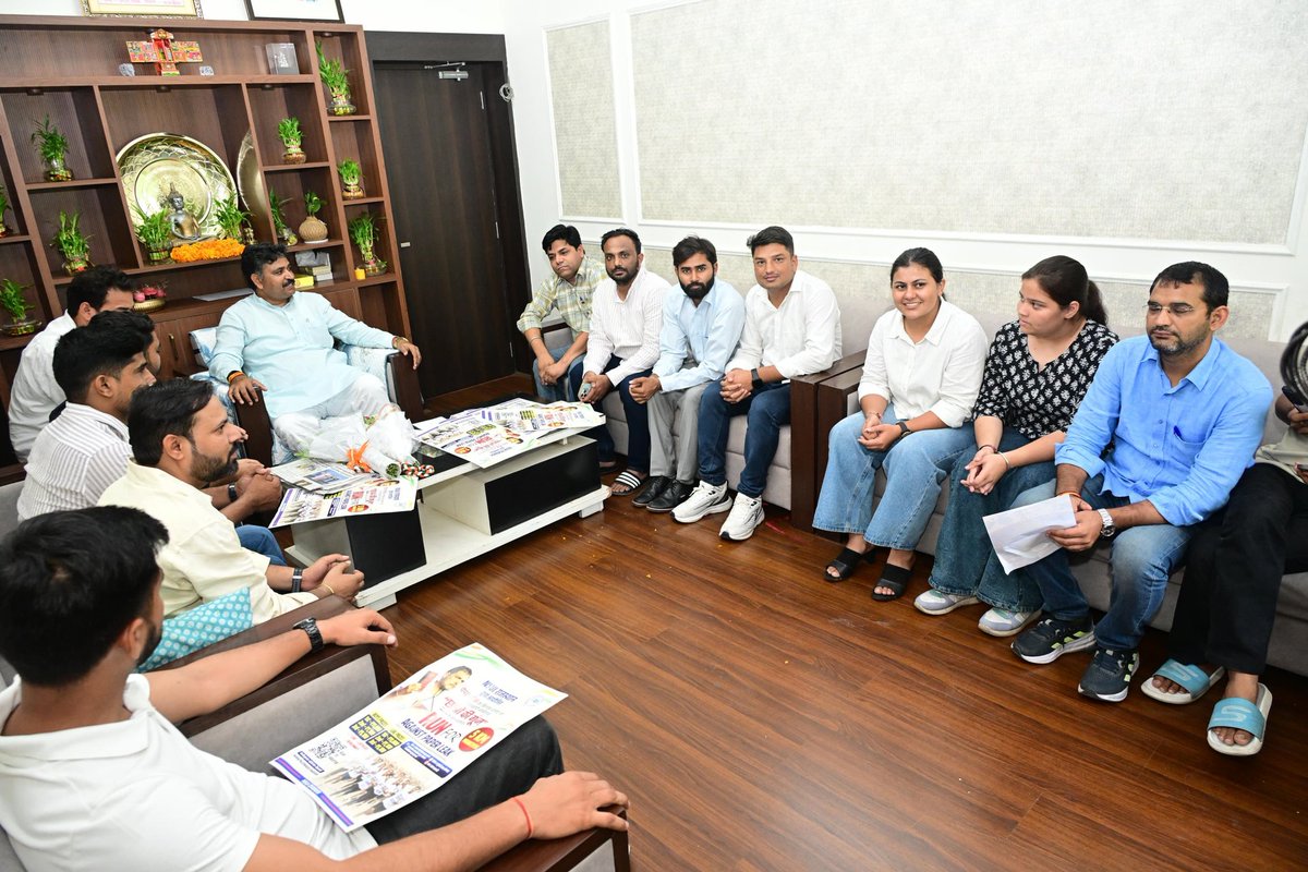RakeshKhandela's tweet photo. आज आदरणीय नेता प्रतिपक्ष श्री टीकाराम जूली जी से शिष्टाचार भेंट कर राजस्थान विश्वविद्यालय मुख्य द्वार पर #RunAgainstPaperLeak 5KM मैराथन हेतु कल 13 जुलाई के कार्यक्रम में शामिल होने का आमंत्रण दिया। 🙏🏻
@nsui @NSUIRajasthan @VinodJakharIN @TikaRamJullyINC https://t.co/R1SASaCaLI