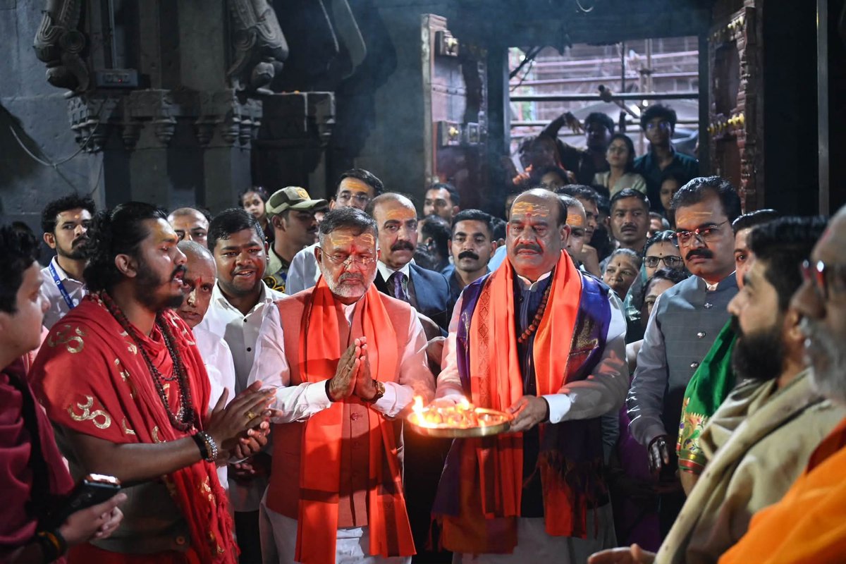 hlnagar's tweet photo. ॐ त्र्यम्बकं यजामहे सुगन्धिं पुष्टिवर्धनम् |
उर्वारुकमिव बन्धनान्मृत्योर्मुक्षीय माऽमृतात् ||

आज महाराष्ट्र के नासिक स्थित देवाधिदेव महादेव के अष्टम ज्योतिर्लिंग श्री त्र्यंबकेश्वर के पावन धाम में माननीय लोकसभा अध्यक्ष श्री @ombirlakota जी के सानिध्य में दर्शन एवं पूजन का परम सौभाग्य प्राप्त हुआ।

श्री त्र्यंबकेश्वर महादेव से समस्त प्रदेशवासियों के सुख, शांति, समृद्धि, उत्तम स्वास्थ्य की मंगलकामना की। 
भगवान महादेव की कृपा हम सभी पर सदैव बनी रहें।।

#Nasik #त्र्यंबकेश्वर #Ombirla #Heeralalnagar